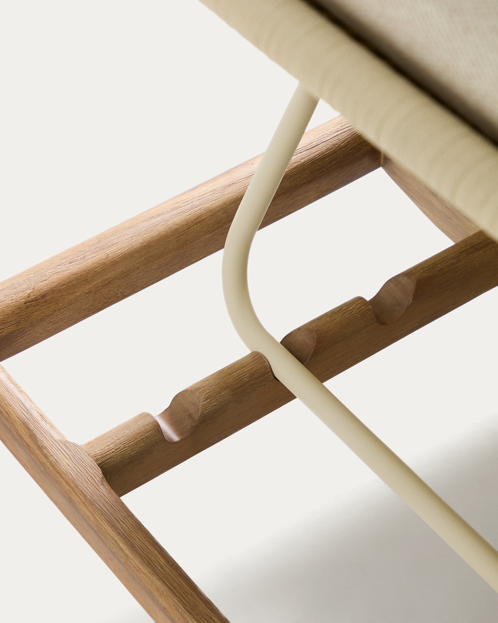 Sonnenliege Alipa aus massivem Akazienholz und ecrufarbenem Seil, FSC 100 % in Ecru präsentiert im Onlineshop von KAQTU Design AG. Liegestuhl ist von Kave Home