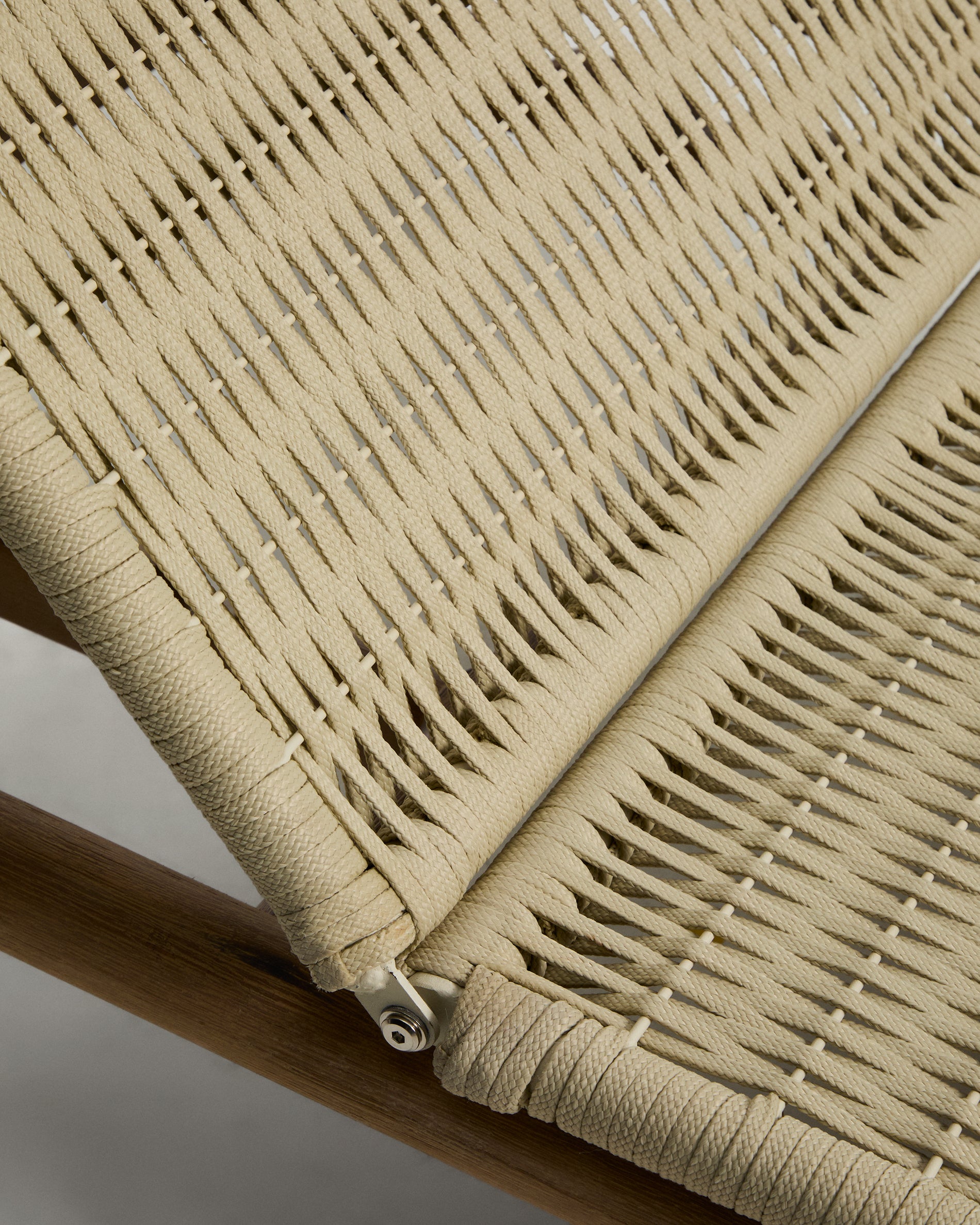 Sonnenliege Alipa aus massivem Akazienholz und ecrufarbenem Seil, FSC 100 % in Ecru präsentiert im Onlineshop von KAQTU Design AG. Liegestuhl ist von Kave Home