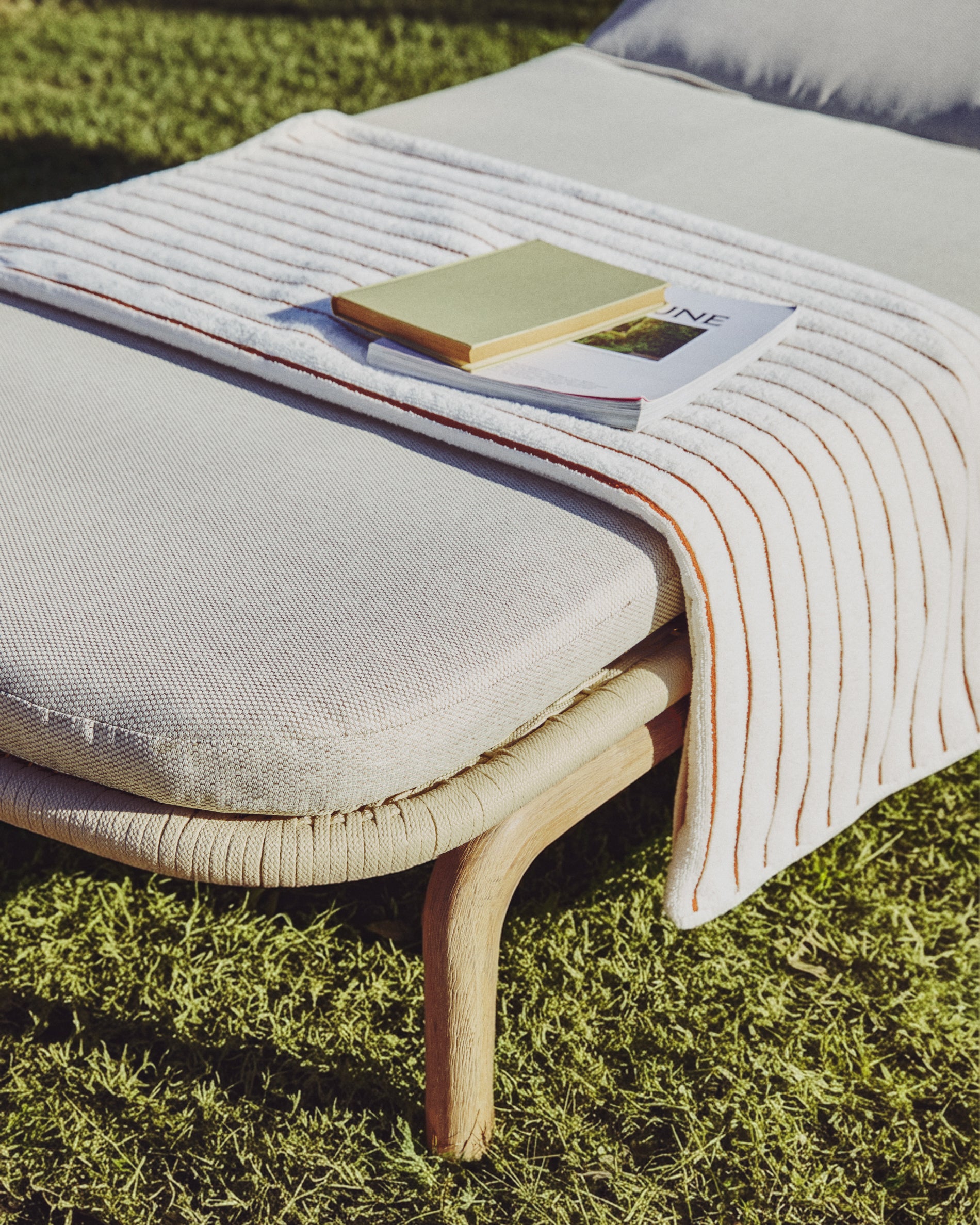 Sonnenliege Alipa aus massivem Akazienholz und ecrufarbenem Seil, FSC 100 % in Ecru präsentiert im Onlineshop von KAQTU Design AG. Liegestuhl ist von Kave Home