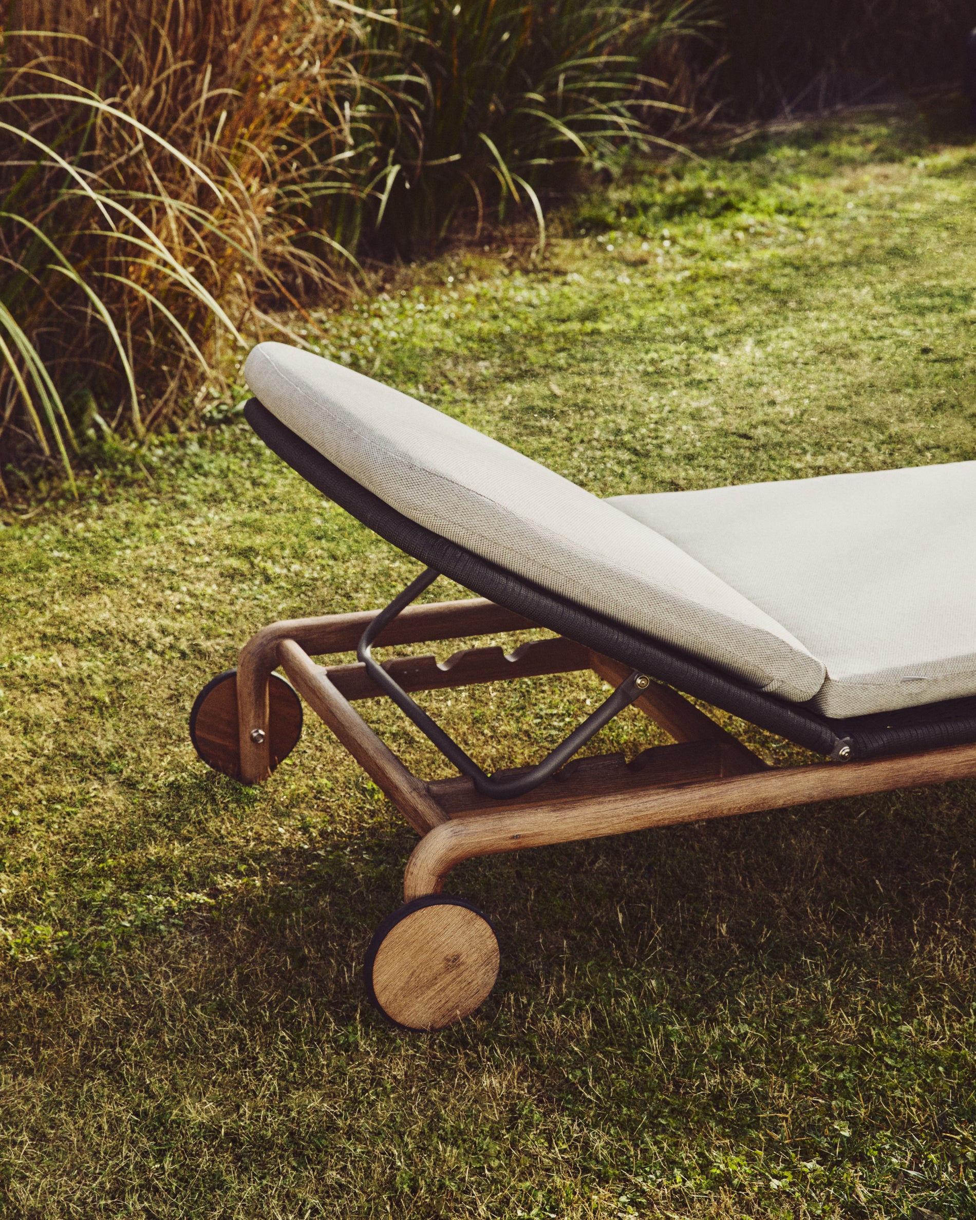 Moderne Sonnenliege Alipa aus hochwertigem Akazienholz und edlem dunkelgrauem Seil, perfekt für gemütliche Tage im Garten oder auf der Terrasse.