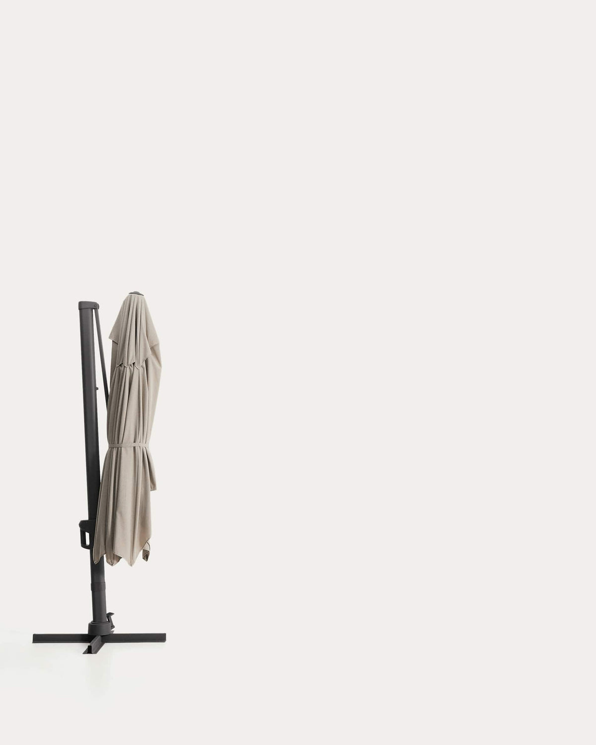 Exzentrischer Sonnenschirm Noli in Beige mit graphitgrauem Aluminiumgestell, 300 x 420 cm in Beige, Ecru, Graphit präsentiert im Onlineshop von KAQTU Design AG. Sonnenschirm ist von Kave Home