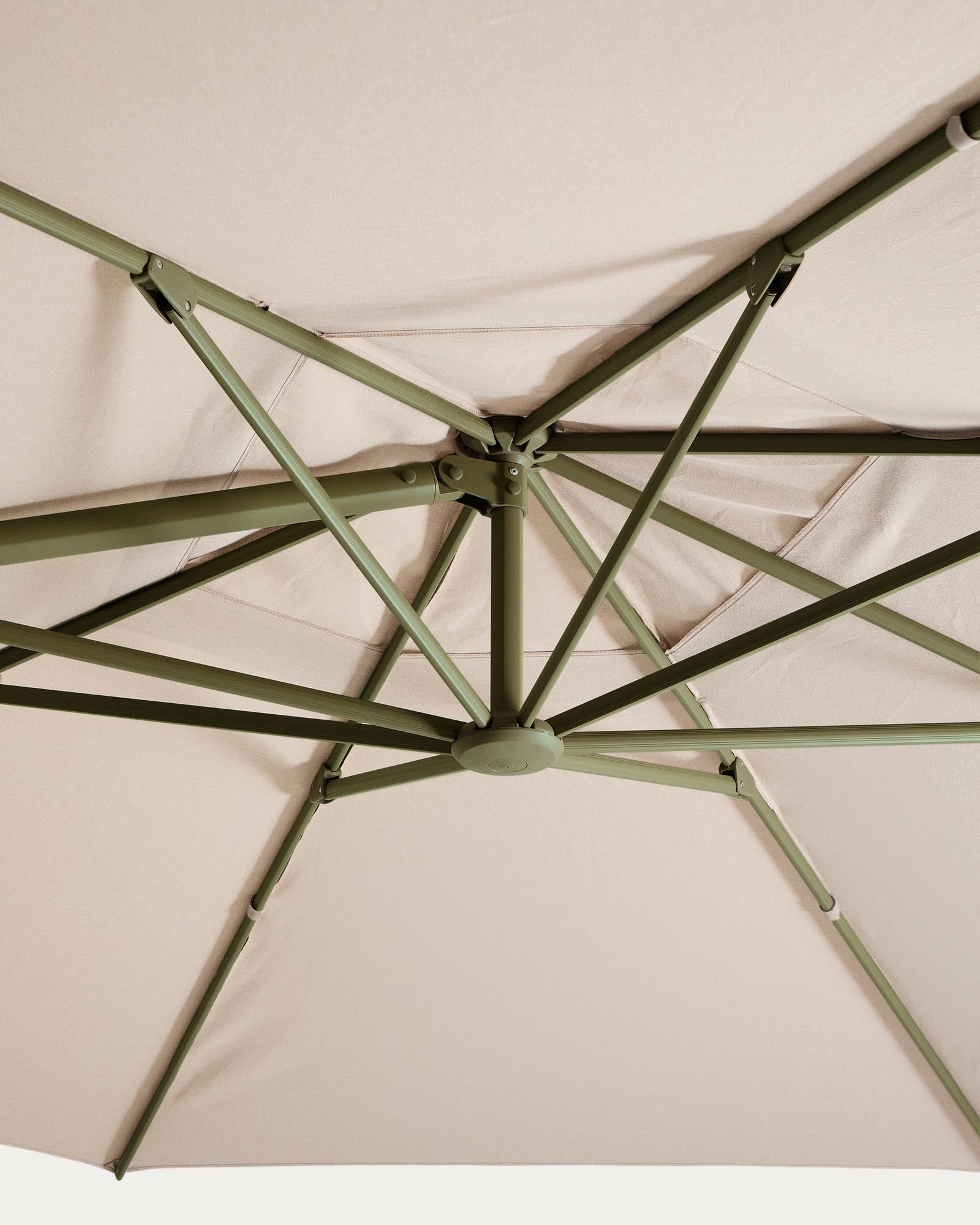 Eleganter Sonnenschirm Noli in Beige mit grünem Aluminiumgestell, 300 x 420 cm, perfekt für schattige Oasen im Freien.