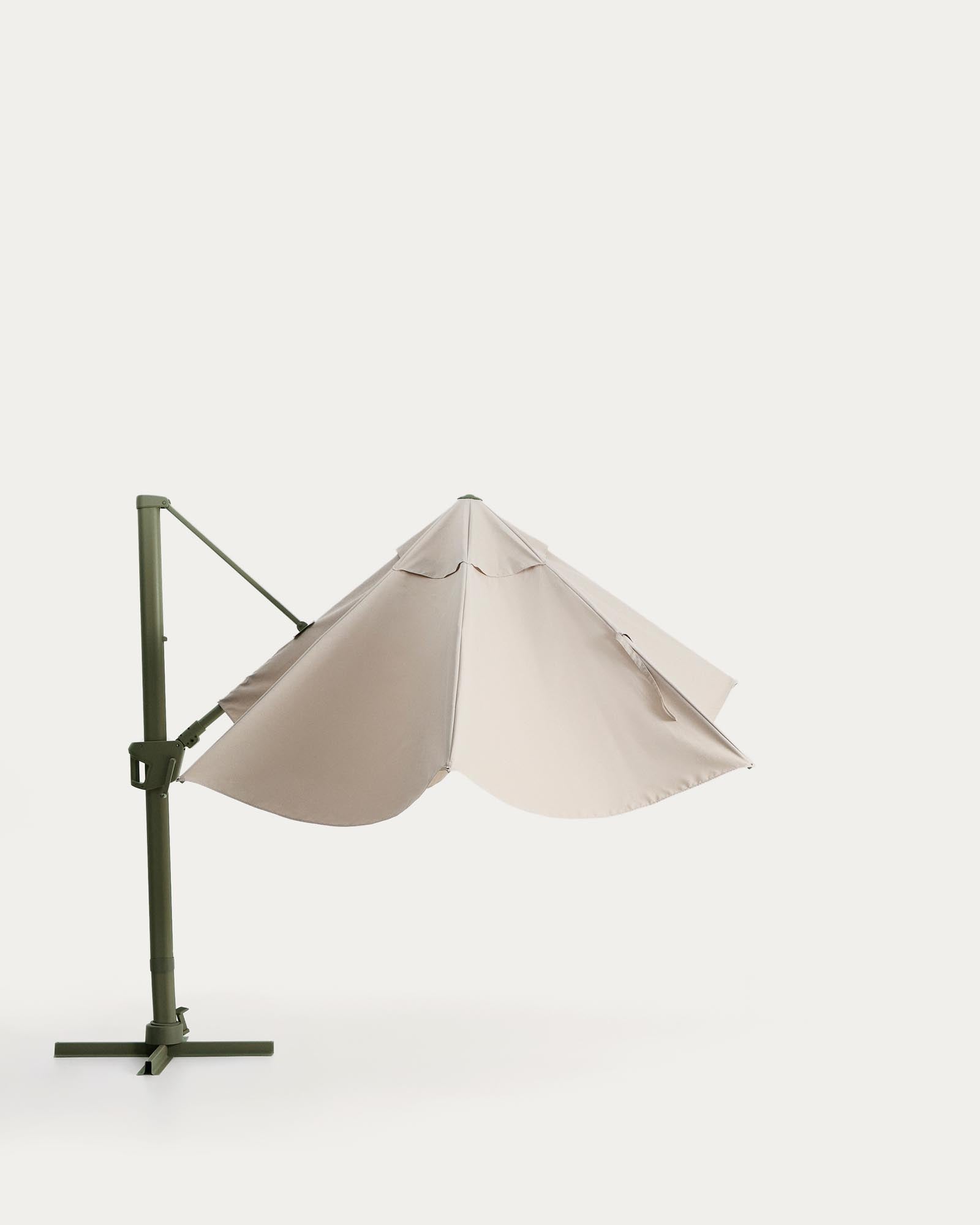 Moderner exzentrischer Sonnenschirm Noli in sanftem Beige, ausgestattet mit einem stabilen grünen Aluminiumgestell, ideal für entspannte Stunden im Freien.
