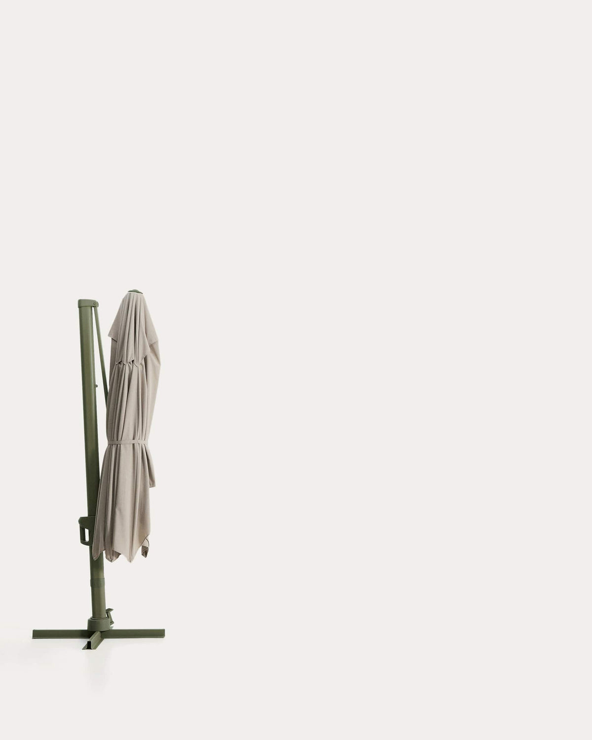 Exzentrischer Sonnenschirm Noli in Beige mit grünem Aluminiumgestell, 300 x 420 cm in Beige, Ecru, Grün präsentiert im Onlineshop von KAQTU Design AG. Sonnenschirm ist von Kave Home