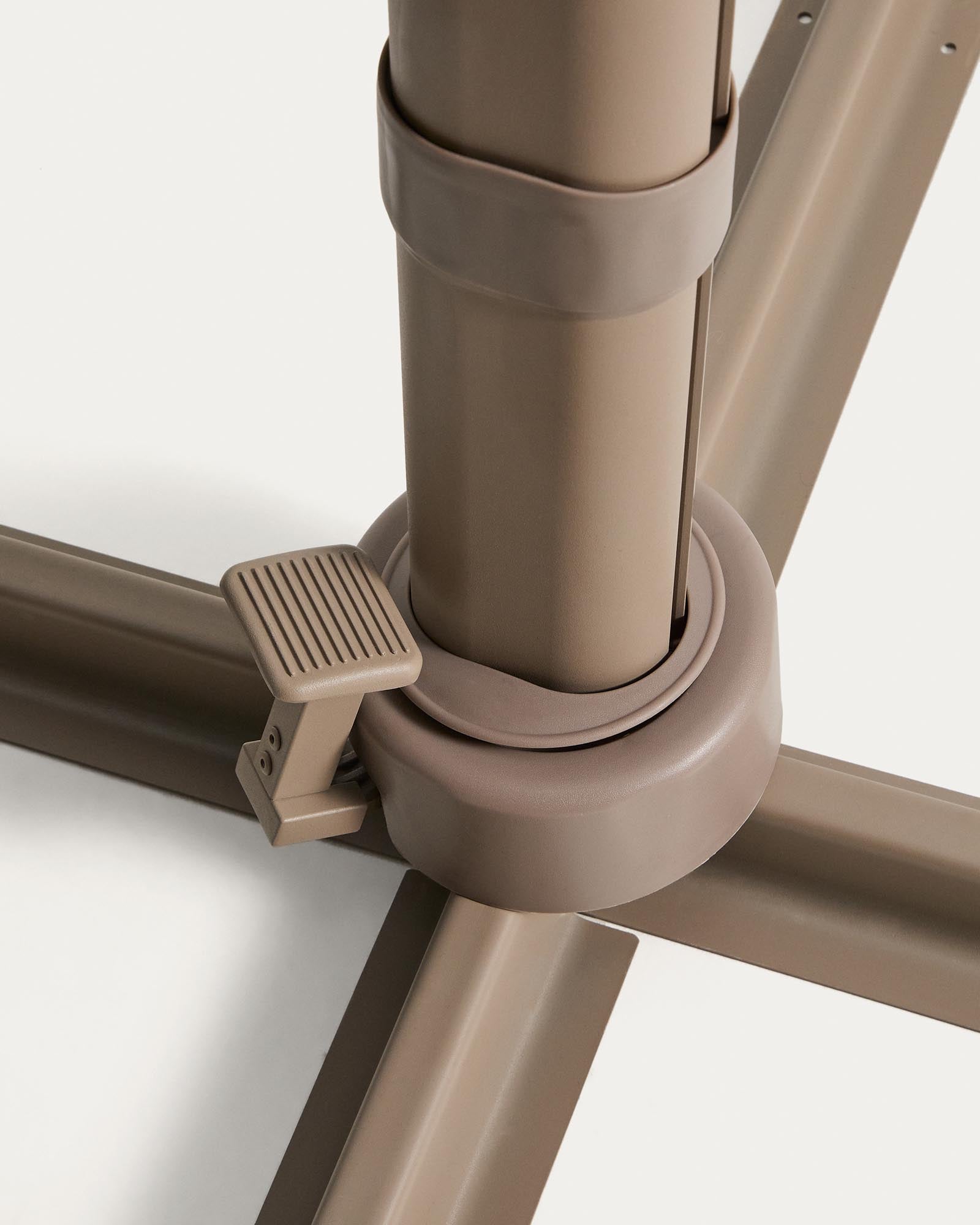 Stilvoller exzentrischer Sonnenschirm Noli in hellem Beige, ausgestattet mit einem stabilen taupefarbenen Aluminiumgestell, perfekt für entspannte Stunden im Freien.