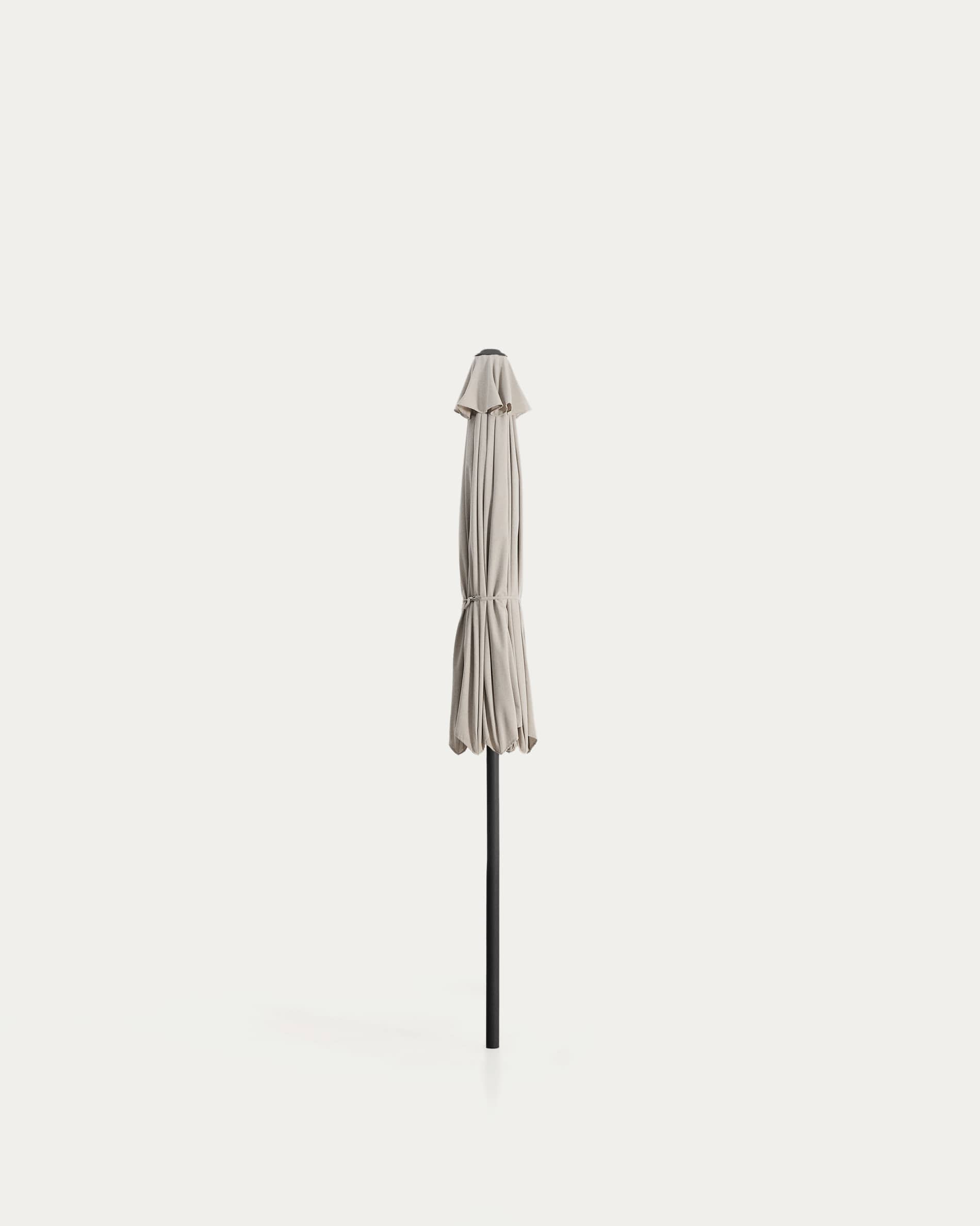 Sonnenschirm Milna in Beige mit Mittelstange und graphitfarbenem Gestell aus Stahl Ø 300 cm in Beige präsentiert im Onlineshop von KAQTU Design AG. Sonnenschirm ist von Kave Home