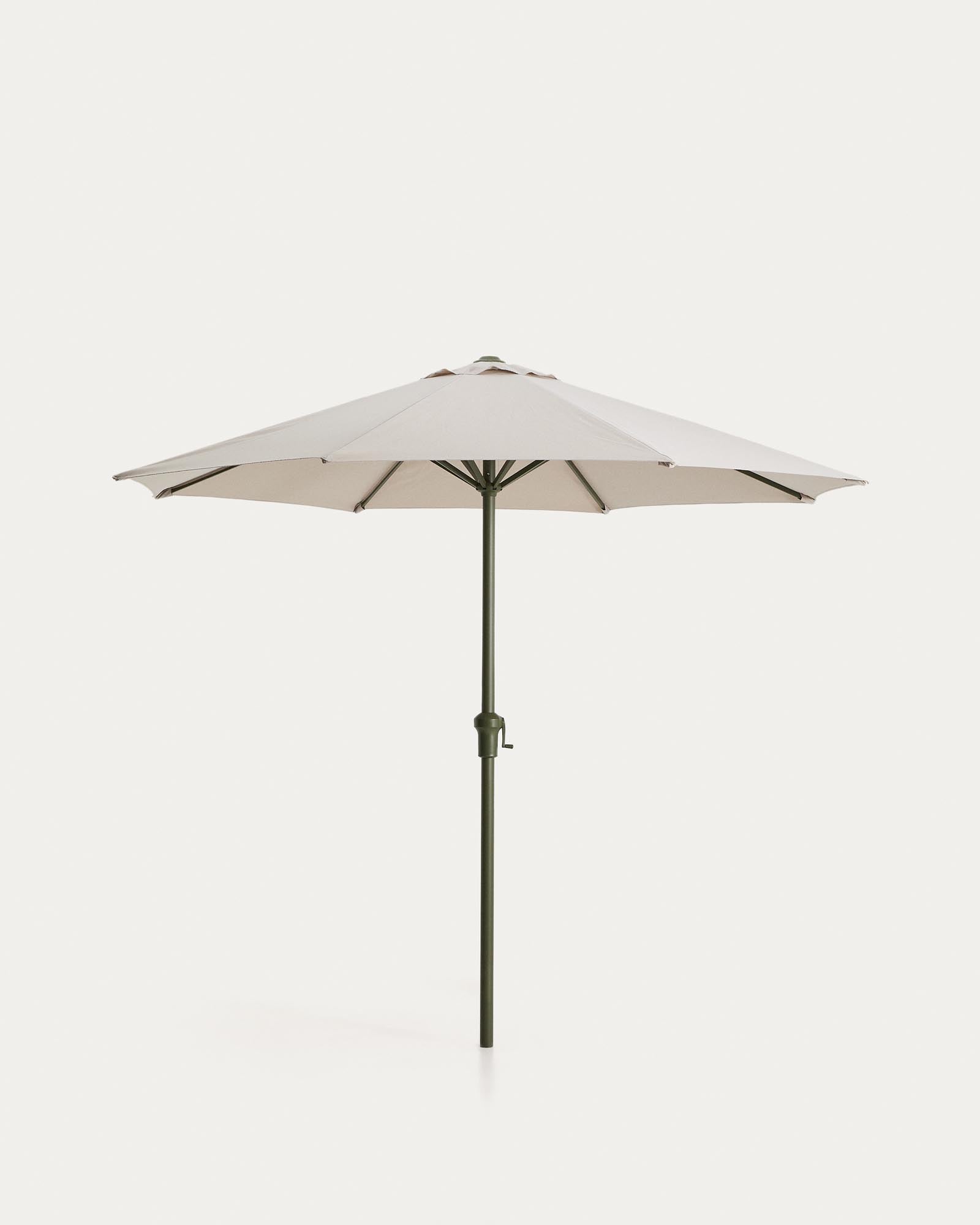 Sonnenschirm Milna in Beige mit Mittelstange und grünem Gestell aus Stahl Ø 300 cm in Beige präsentiert im Onlineshop von KAQTU Design AG. Sonnenschirm ist von Kave Home
