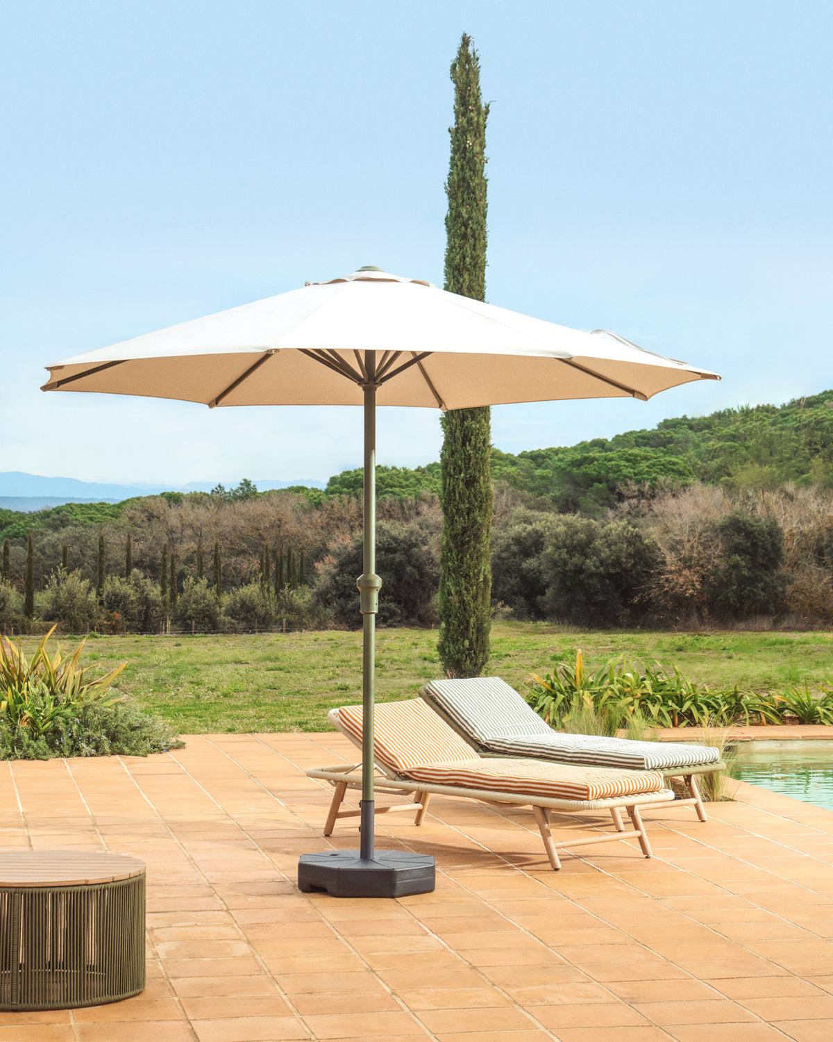 Sonnenschirm Milna in Beige mit Mittelstange und grünem Gestell aus Stahl Ø 300 cm in Beige, Ecru, Grün präsentiert im Onlineshop von KAQTU Design AG. Sonnenschirm ist von Kave Home
