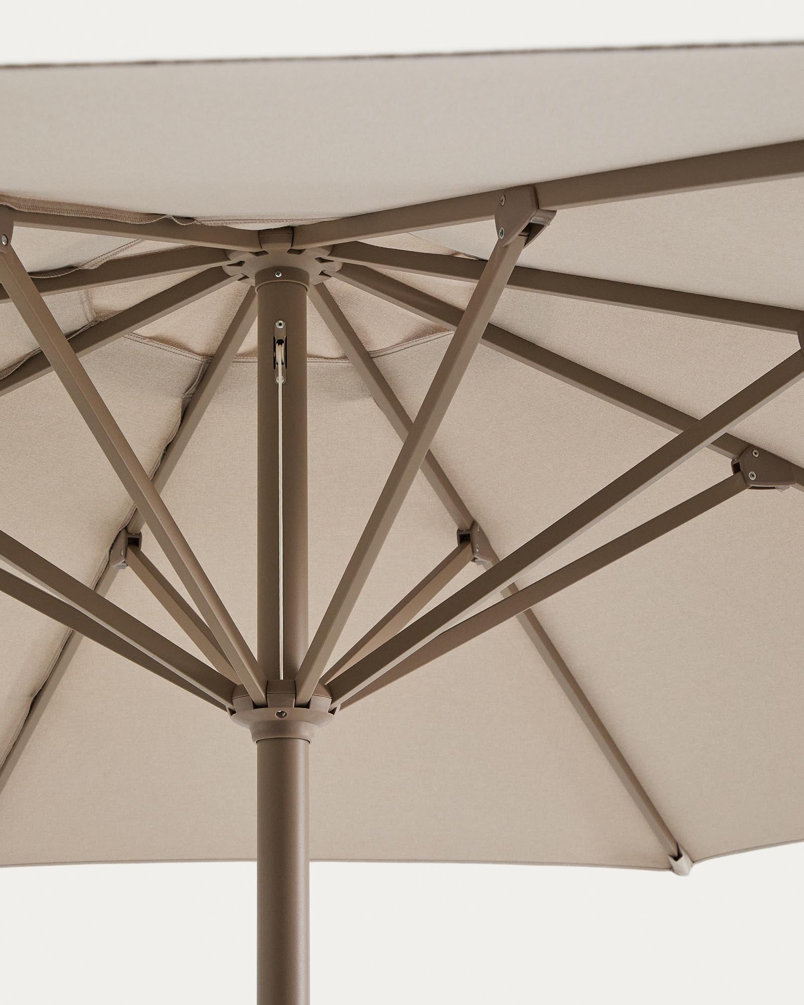 Beiger Sonnenschirm Milna mit robustem Mittelgestell aus taupefarbenem Stahl, Ø 300 cm, perfekt für entspannte Stunden im Freien.