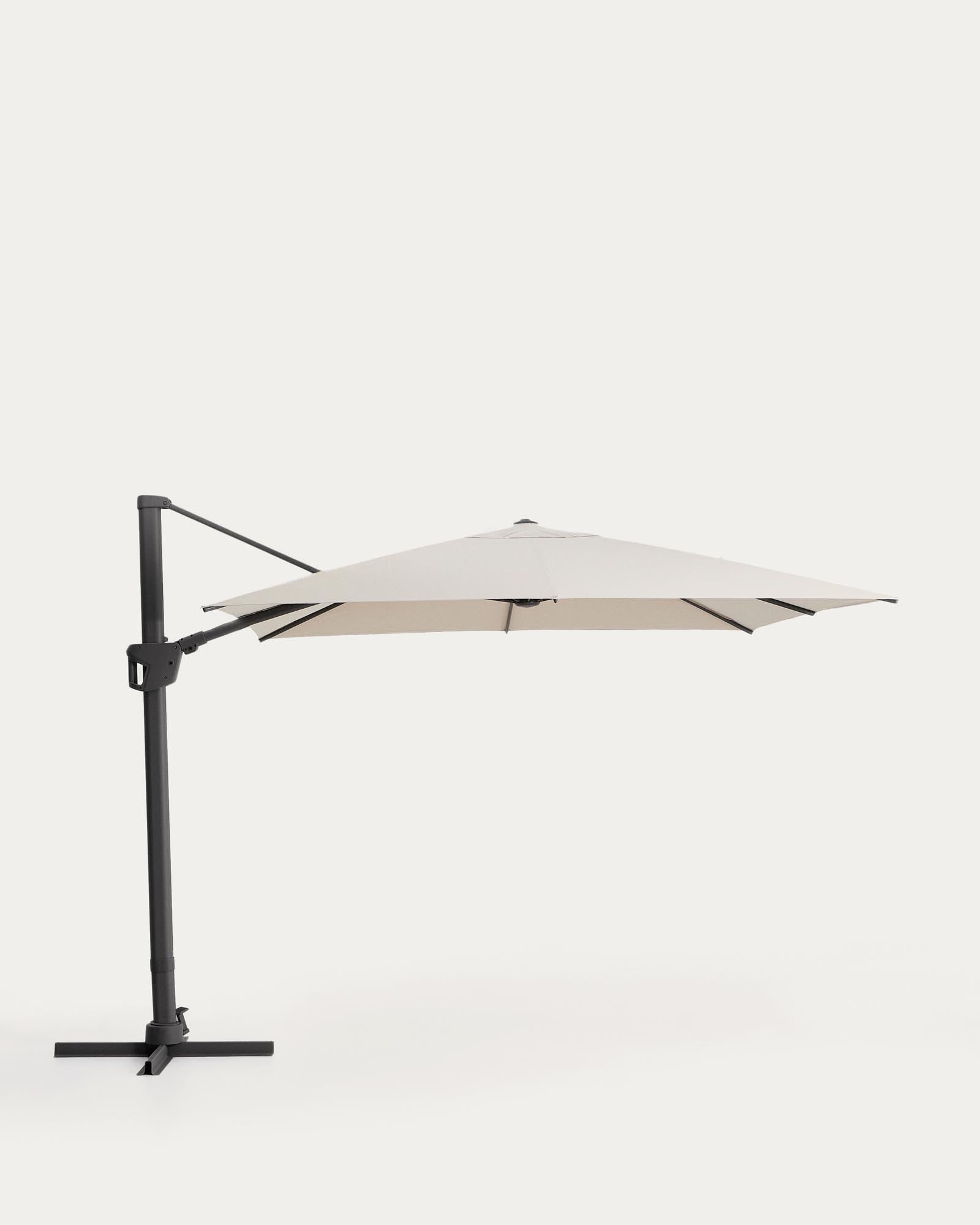 Exzentrischer Sonnenschirm Noli in Beige mit graphitgrauem Aluminiumgestell, 300 x 300 cm in Beige präsentiert im Onlineshop von KAQTU Design AG. Sonnenschirm ist von Kave Home