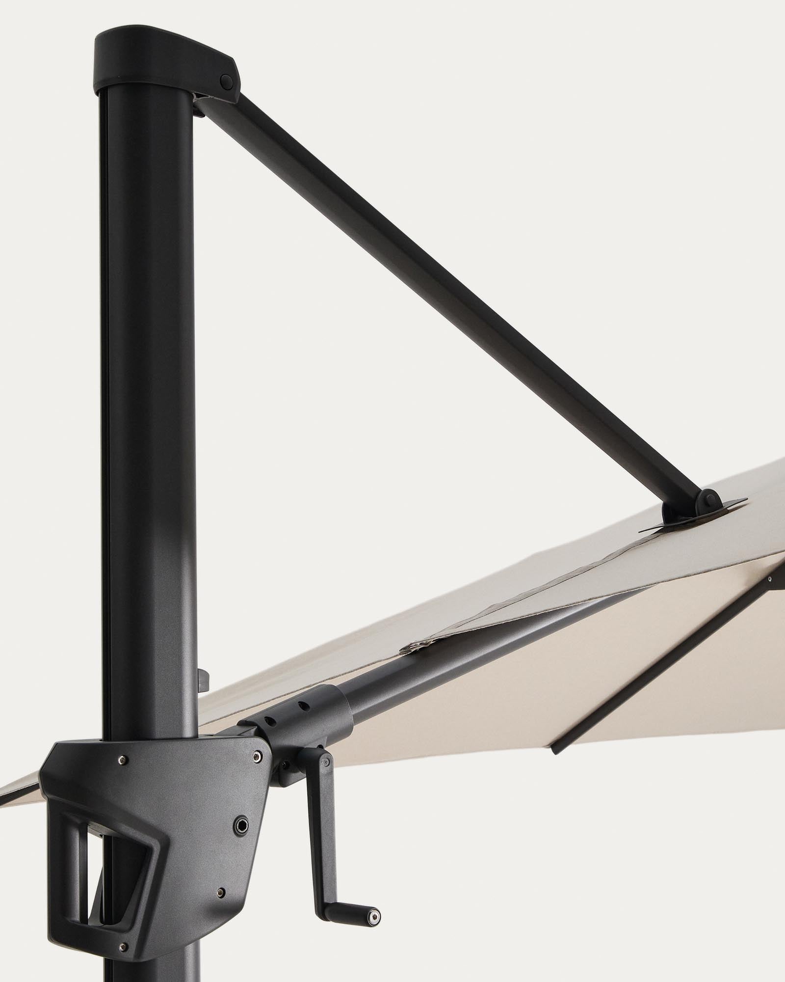Eleganter exzentrischer Sonnenschirm Noli in warmem Beige, mit robustem graphitgrauem Aluminiumgestell, perfekt für entspannte Sommertage im Freien.