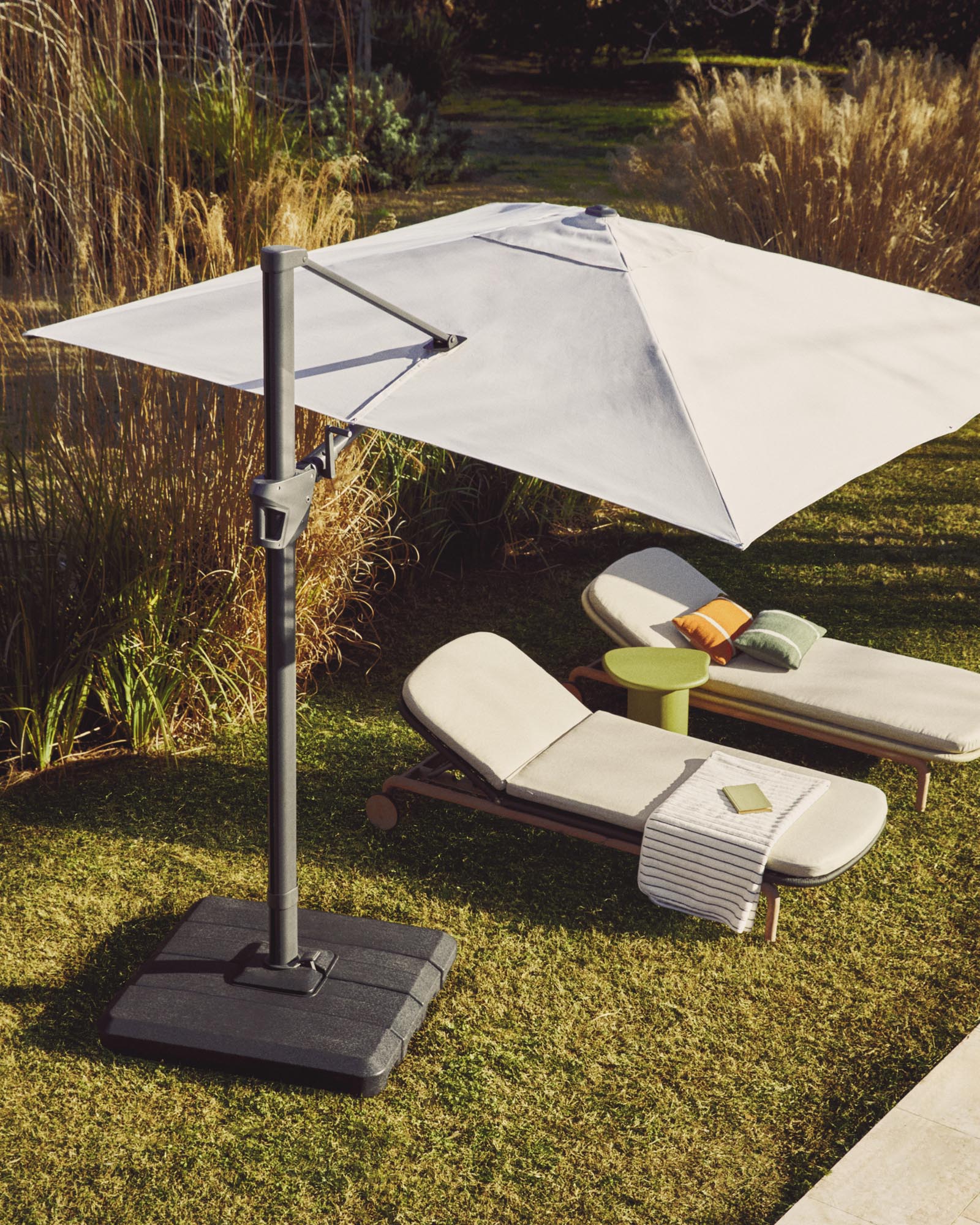 Beige exzentrischer Sonnenschirm Noli mit graphitgrauem Aluminiumgestell, ideal für stilvolle Schattenplätze im Garten oder auf der Terrasse.