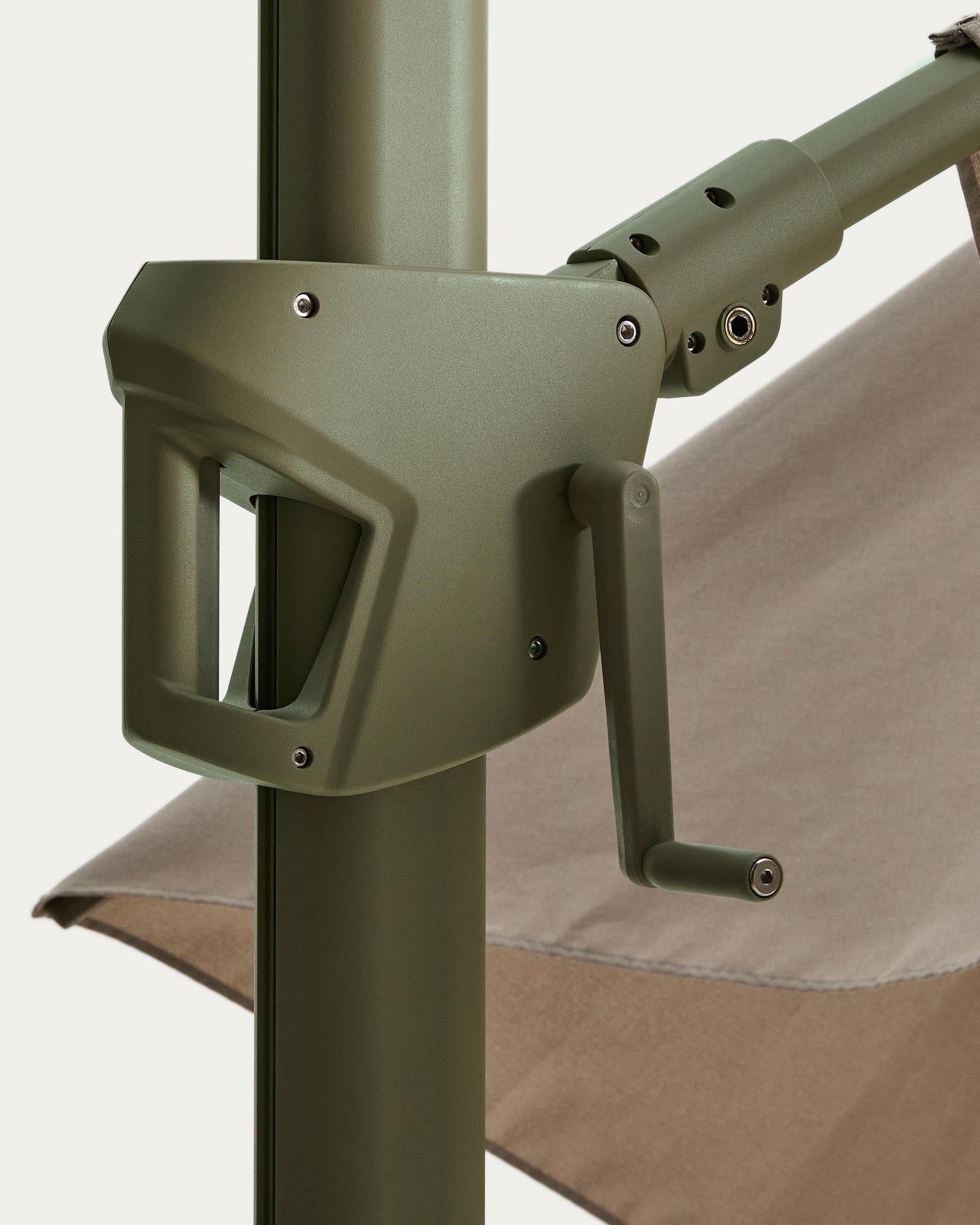 Exzentrischer Sonnenschirm Noli in sanftem Beige, ausgestattet mit einem robusten grünen Aluminiumgestell, ideal für entspannte Stunden im Freien.