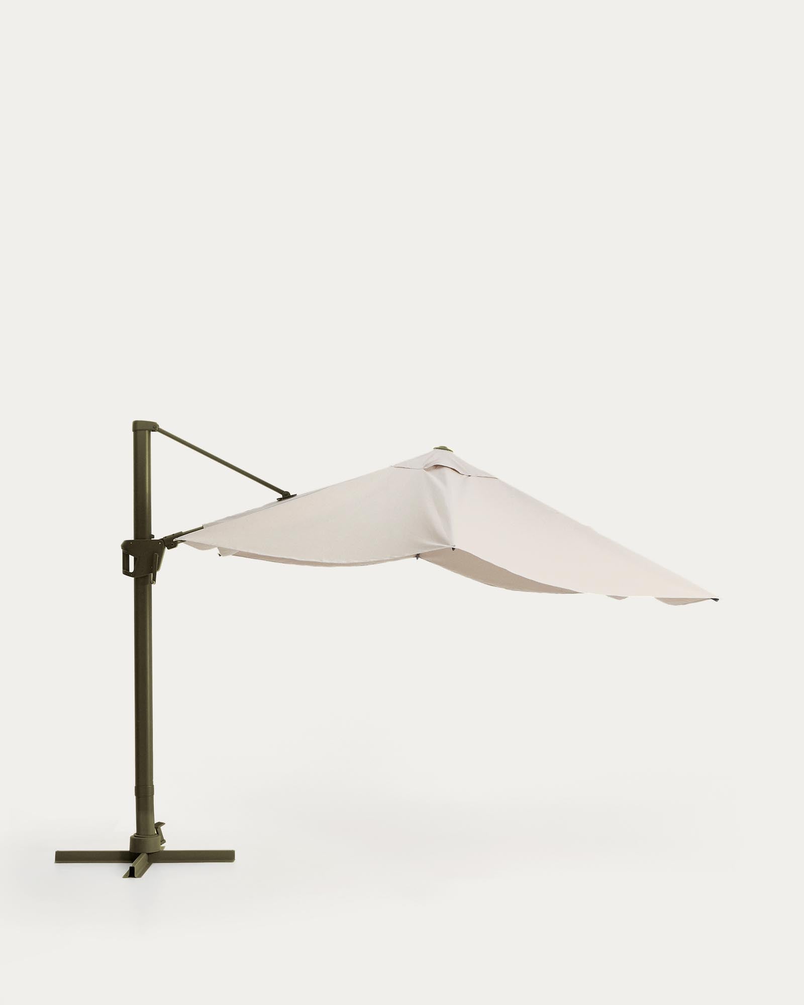 Exzentrischer Sonnenschirm Noli in sanftem Beige, ausgestattet mit einem stabilen grünen Aluminiumgestell, ideal für entspannte Stunden im Freien.