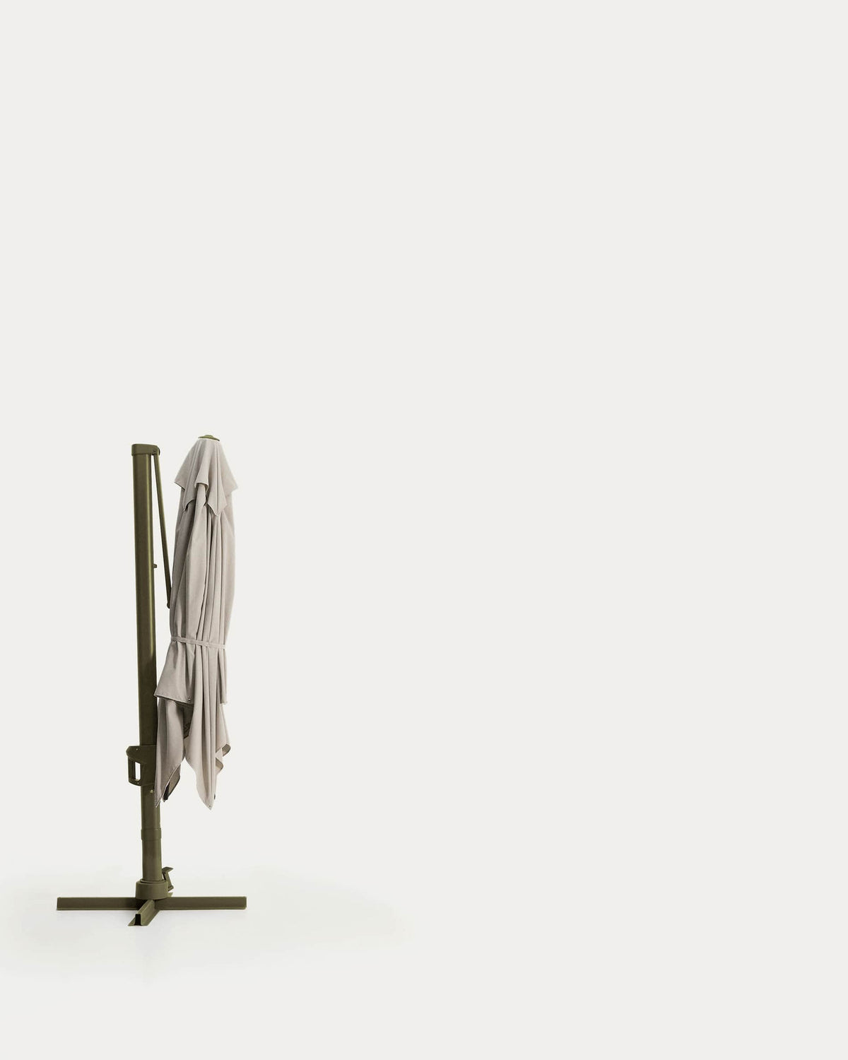 Exzentrischer Sonnenschirm Noli in Beige mit grünem Aluminiumgestell, 300 x 300 cm in Beige, Ecru, Grün präsentiert im Onlineshop von KAQTU Design AG. Sonnenschirm ist von Kave Home