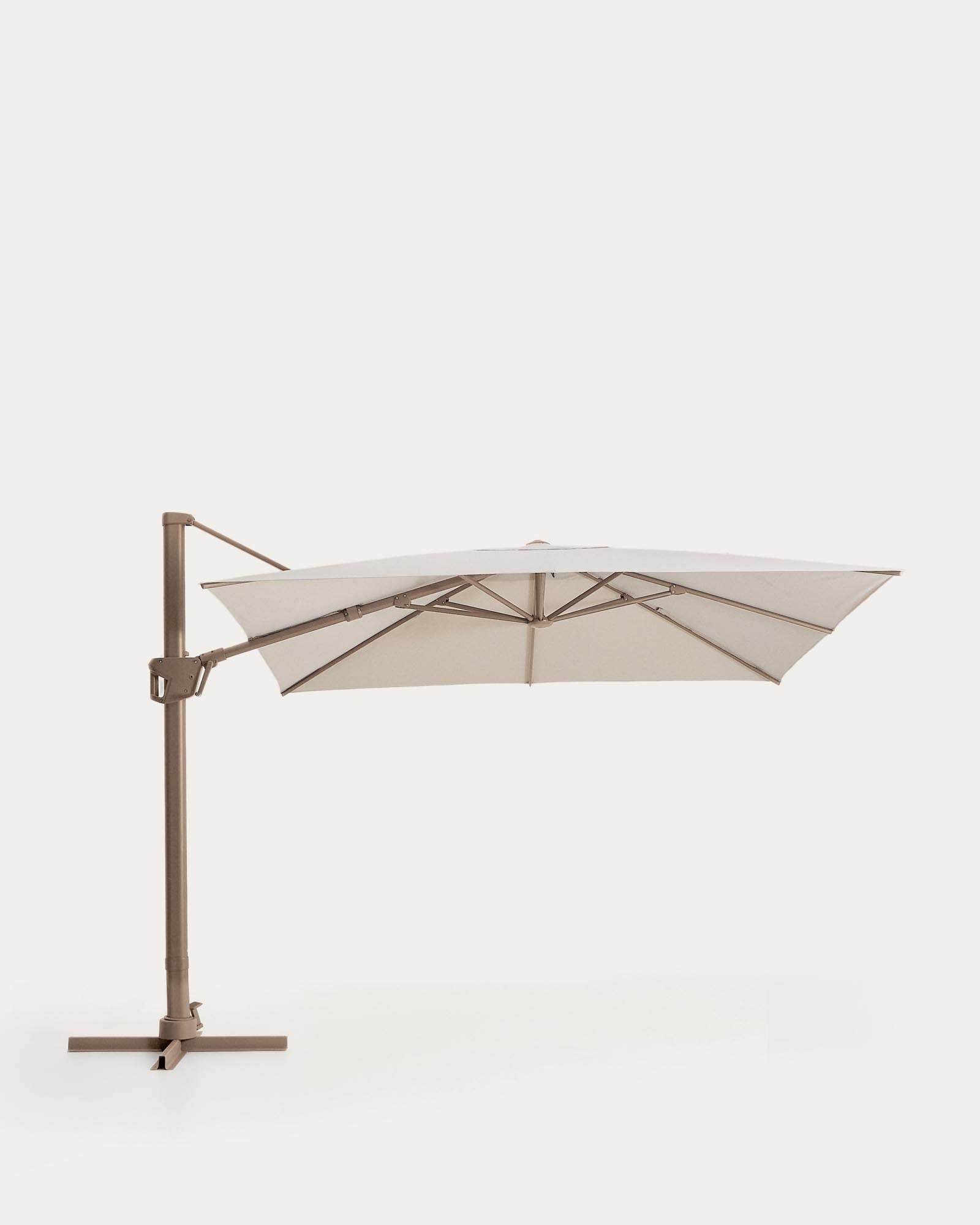 Exzentrischer Sonnenschirm Noli in Beige mit taupefarbenem Aluminiumgestell, 300 x 300 cm in Beige präsentiert im Onlineshop von KAQTU Design AG. Sonnenschirm ist von Kave Home