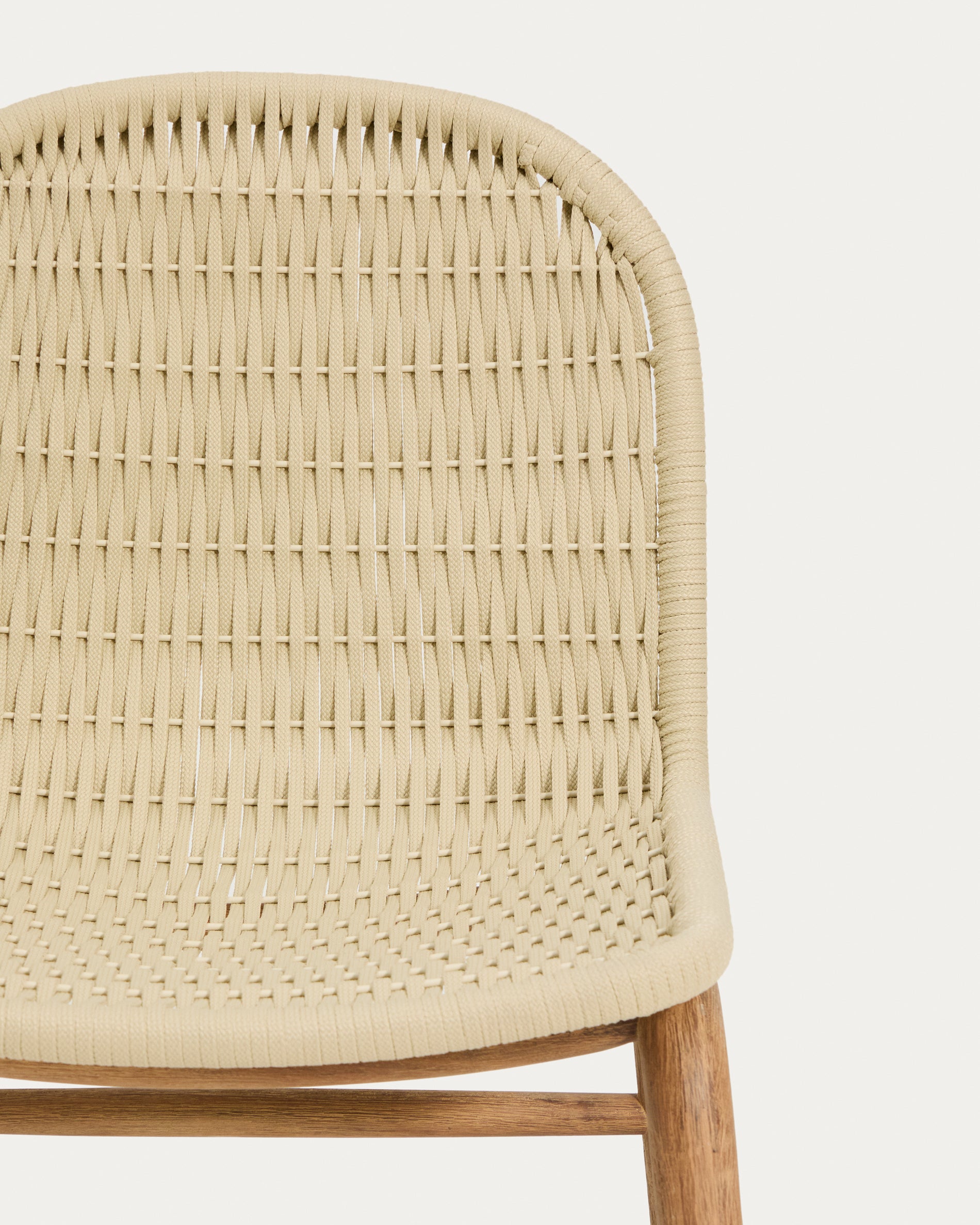 Stuhl Alipa aus massivem Akazienholz und ecrufarbenem Seil, FSC 100 % in Ecru präsentiert im Onlineshop von KAQTU Design AG. Gartenstuhl ist von Kave Home