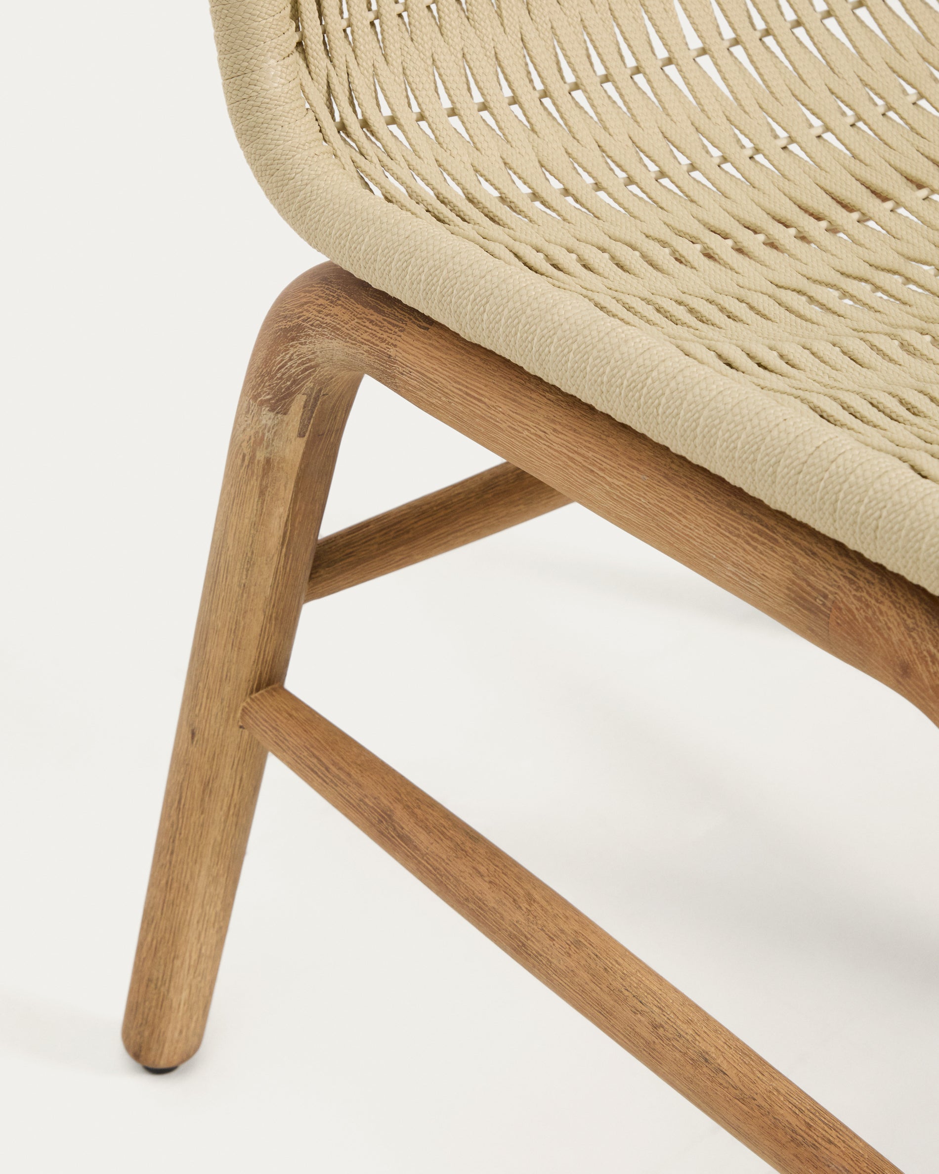 Stuhl Alipa aus massivem Akazienholz und ecrufarbenem Seil, FSC 100 % in Ecru präsentiert im Onlineshop von KAQTU Design AG. Gartenstuhl ist von Kave Home