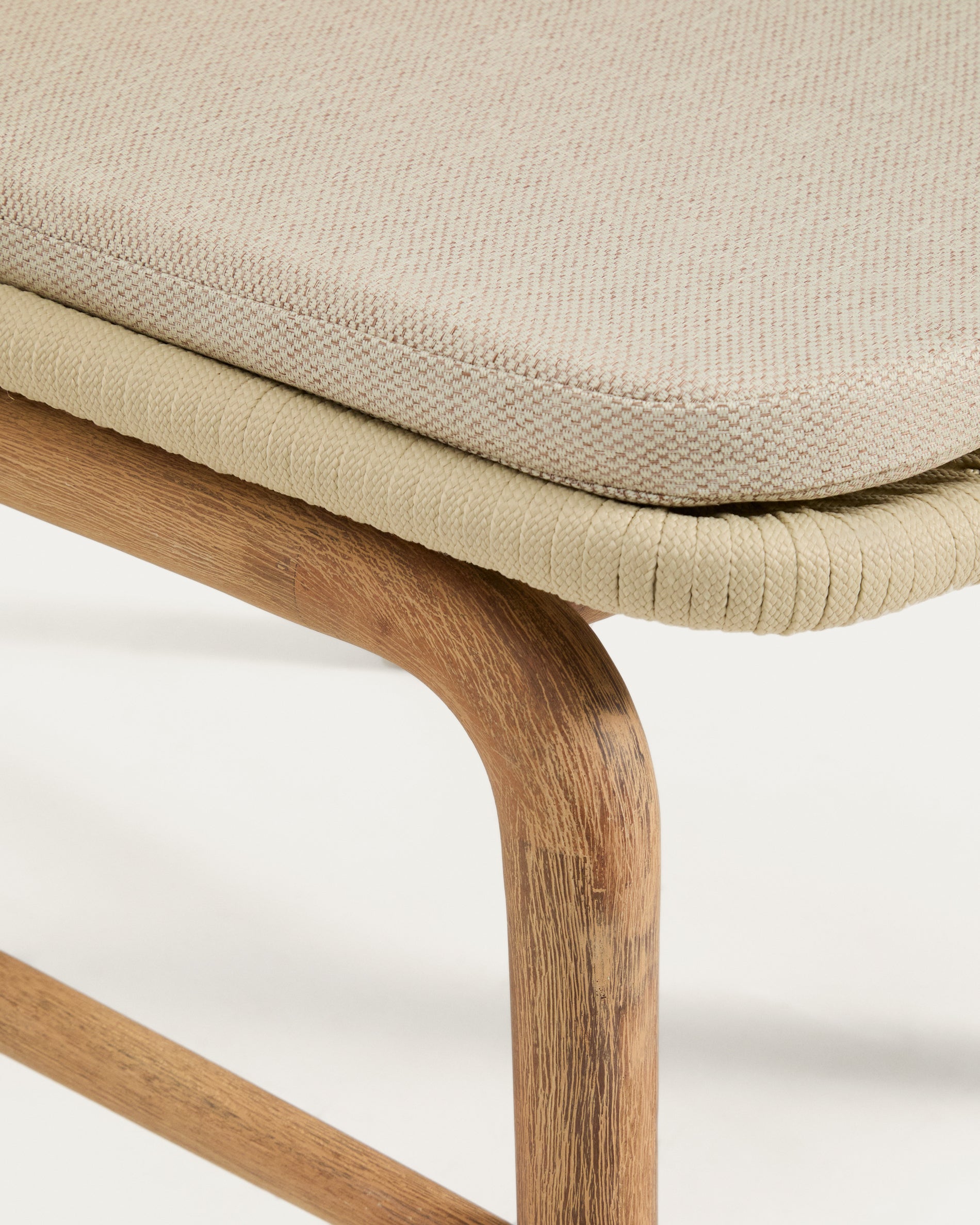 Stuhl Alipa aus massivem Akazienholz und ecrufarbenem Seil, FSC 100 % in Ecru präsentiert im Onlineshop von KAQTU Design AG. Gartenstuhl ist von Kave Home