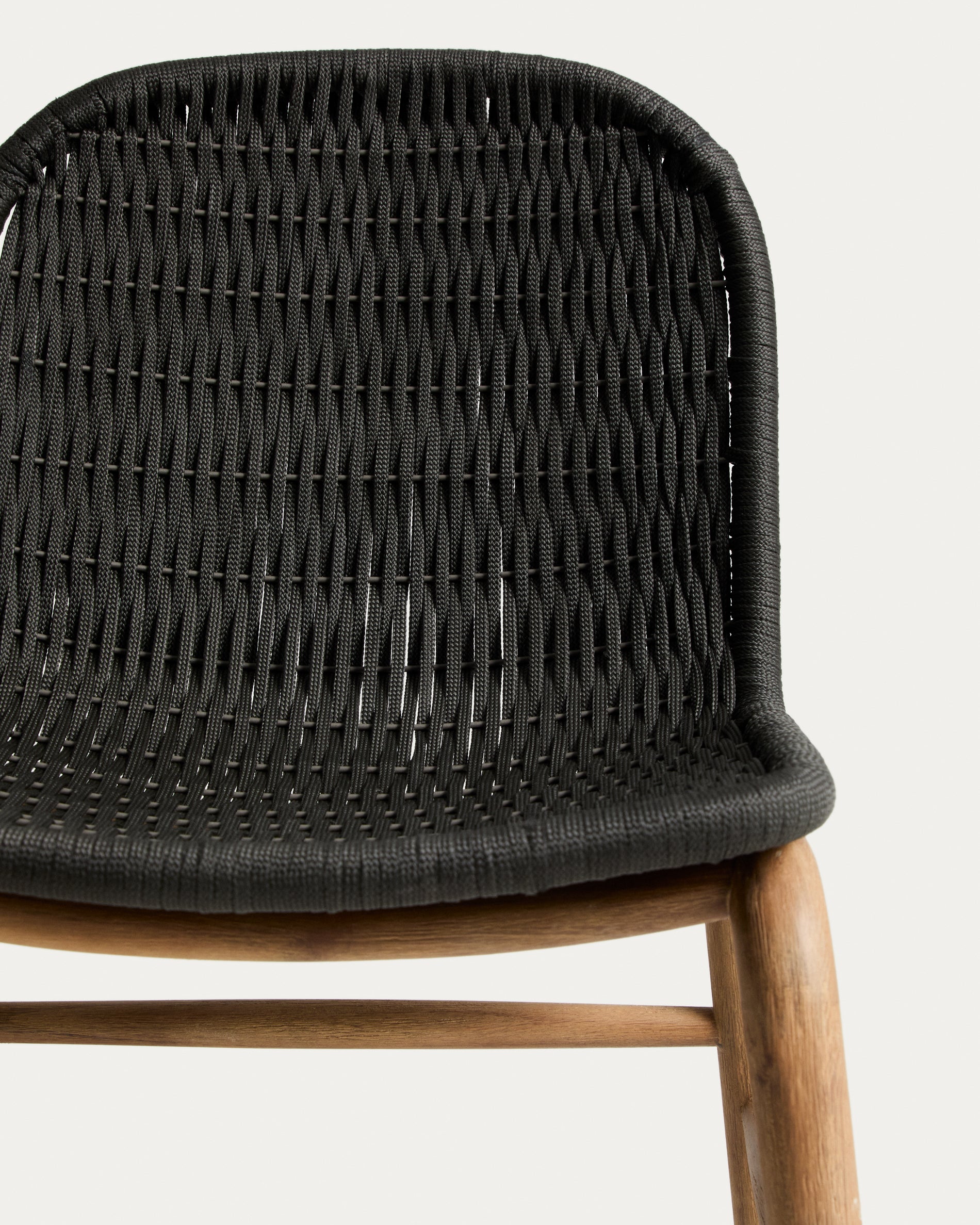 Stuhl Alipa aus massivem Akazienholz und dunkelgrauem Seil, FSC 100 % in Graphit präsentiert im Onlineshop von KAQTU Design AG. Gartenstuhl ist von Kave Home