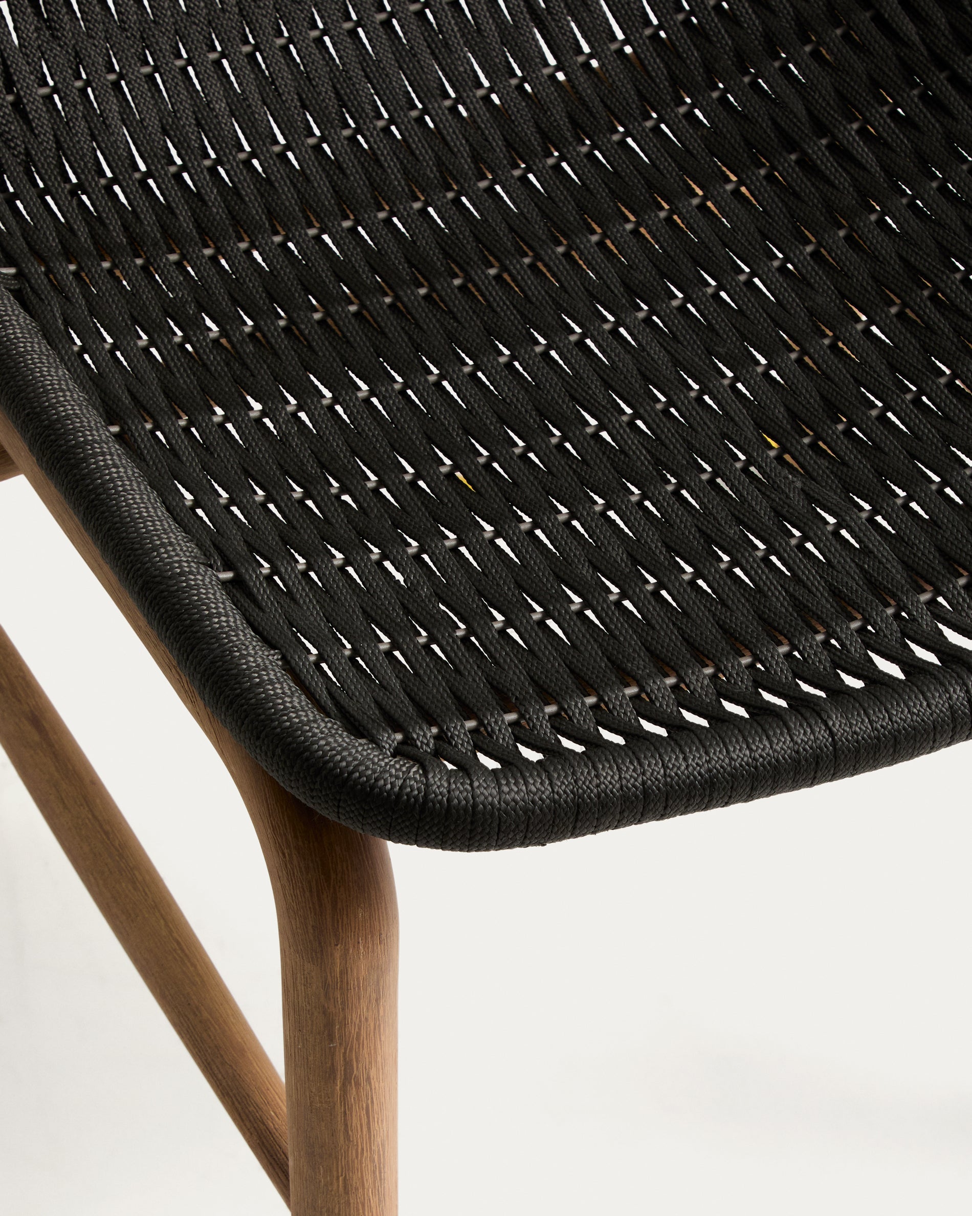 Stuhl Alipa aus massivem Akazienholz und dunkelgrauem Seil, FSC 100 % in Graphit präsentiert im Onlineshop von KAQTU Design AG. Gartenstuhl ist von Kave Home