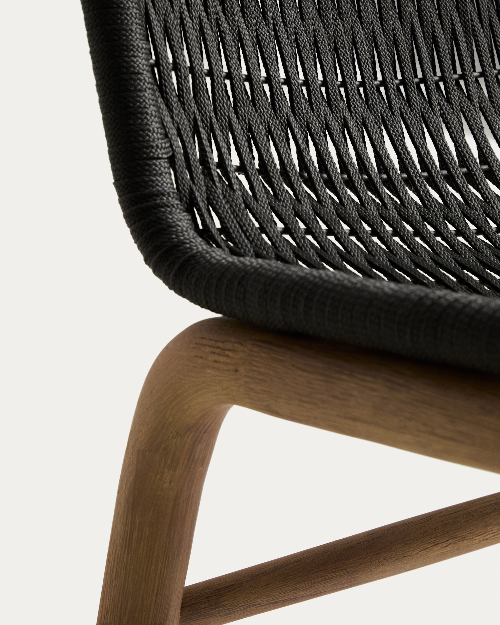 Stuhl Alipa aus massivem Akazienholz und dunkelgrauem Seil, FSC 100 % in Graphit präsentiert im Onlineshop von KAQTU Design AG. Gartenstuhl ist von Kave Home