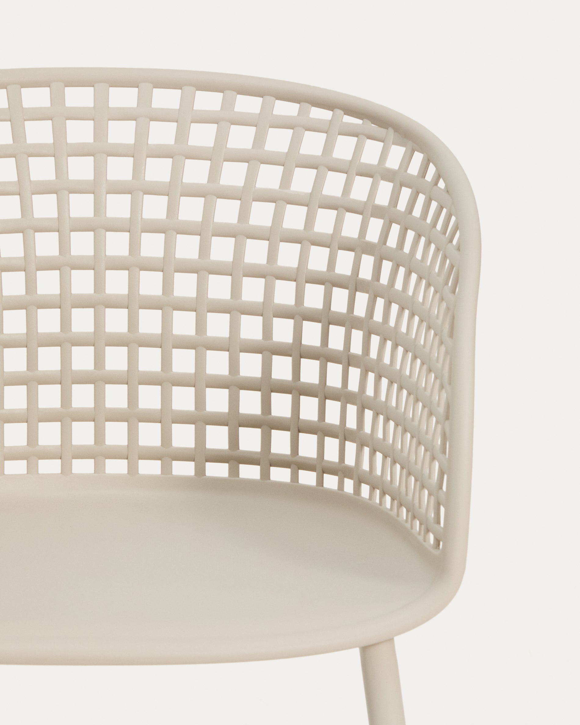 Outdoor-Stuhl Tenaro aus Kunststoff mit beigem Stahlgestell in Beige präsentiert im Onlineshop von KAQTU Design AG. Gartenstuhl ist von Kave Home