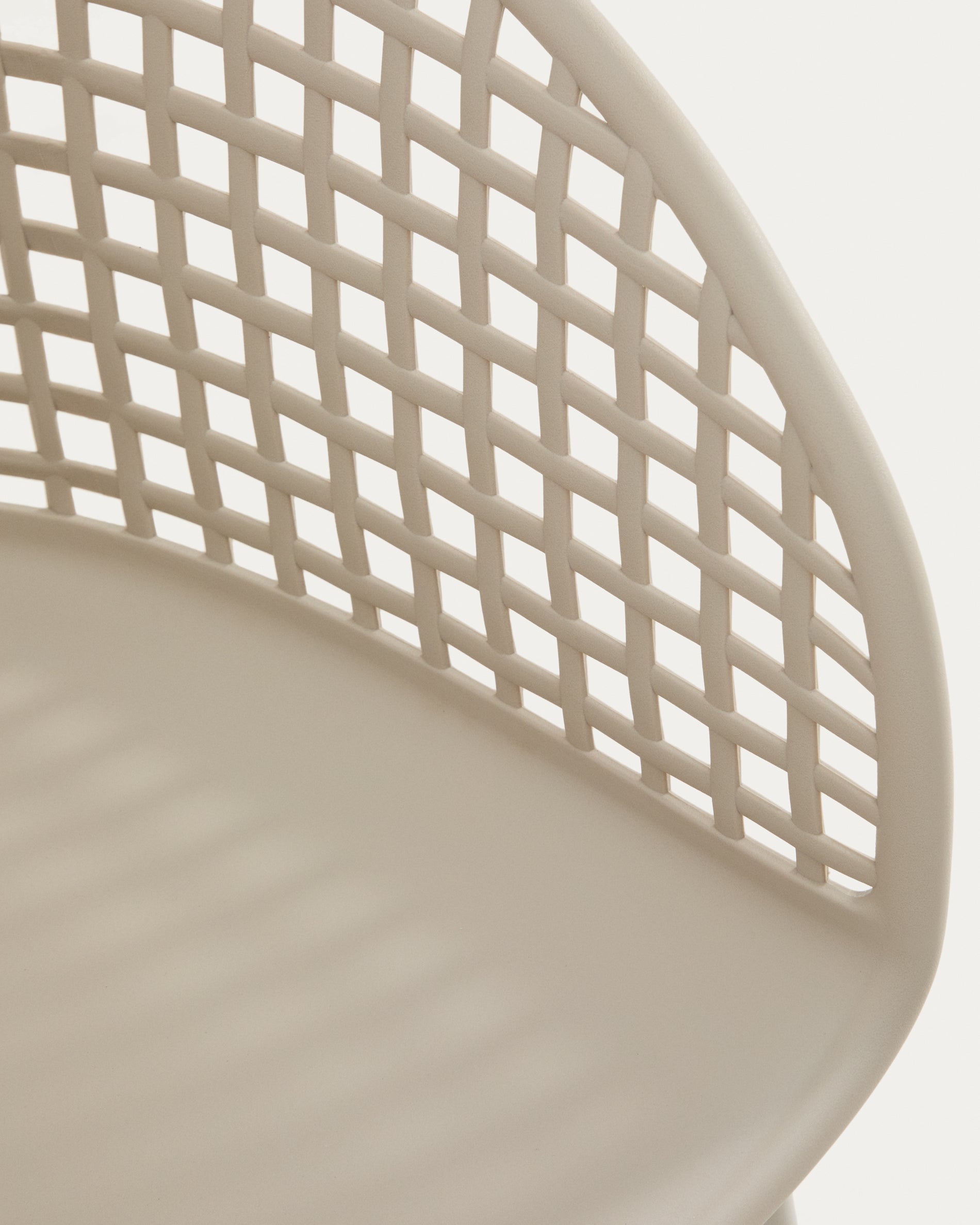 Outdoor-Stuhl Tenaro aus Kunststoff mit beigem Stahlgestell in Beige präsentiert im Onlineshop von KAQTU Design AG. Gartenstuhl ist von Kave Home