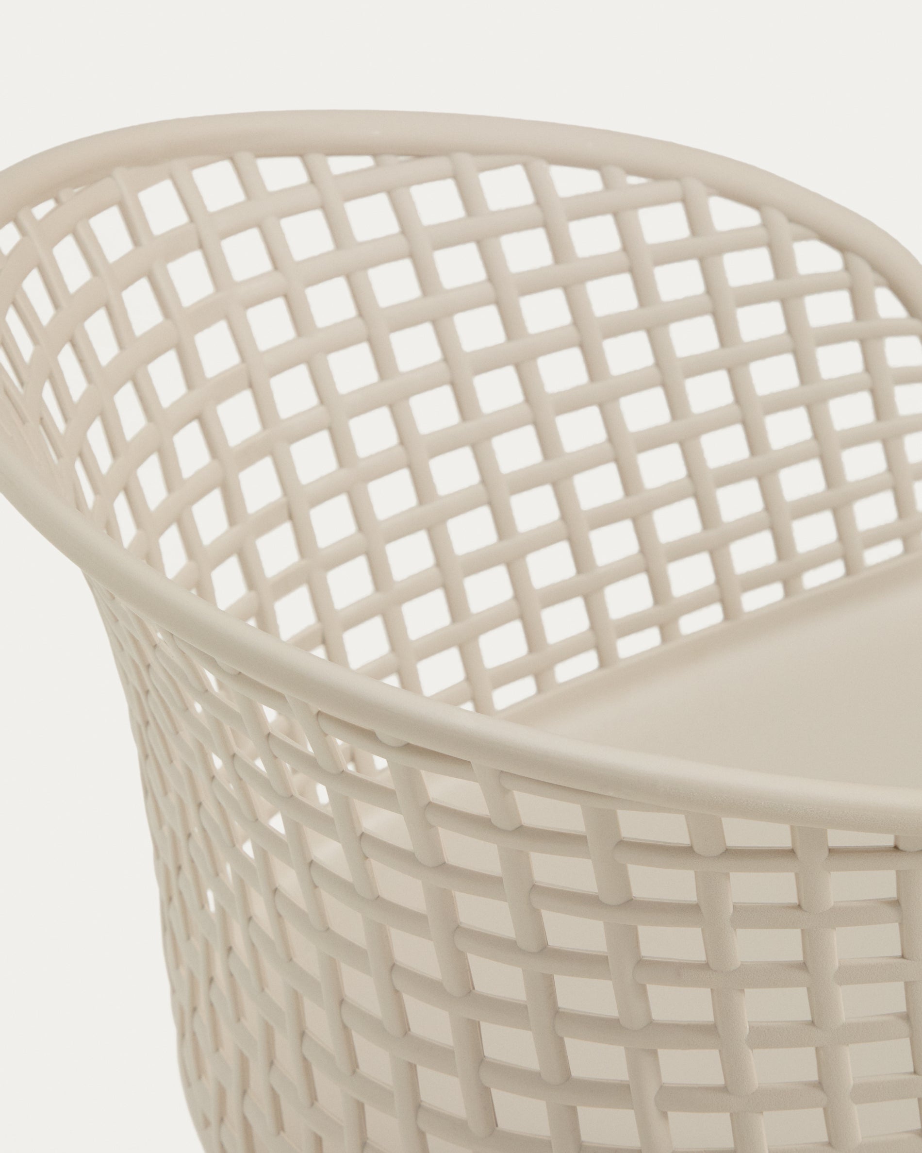 Outdoor-Stuhl Tenaro aus Kunststoff mit beigem Stahlgestell in Beige präsentiert im Onlineshop von KAQTU Design AG. Gartenstuhl ist von Kave Home