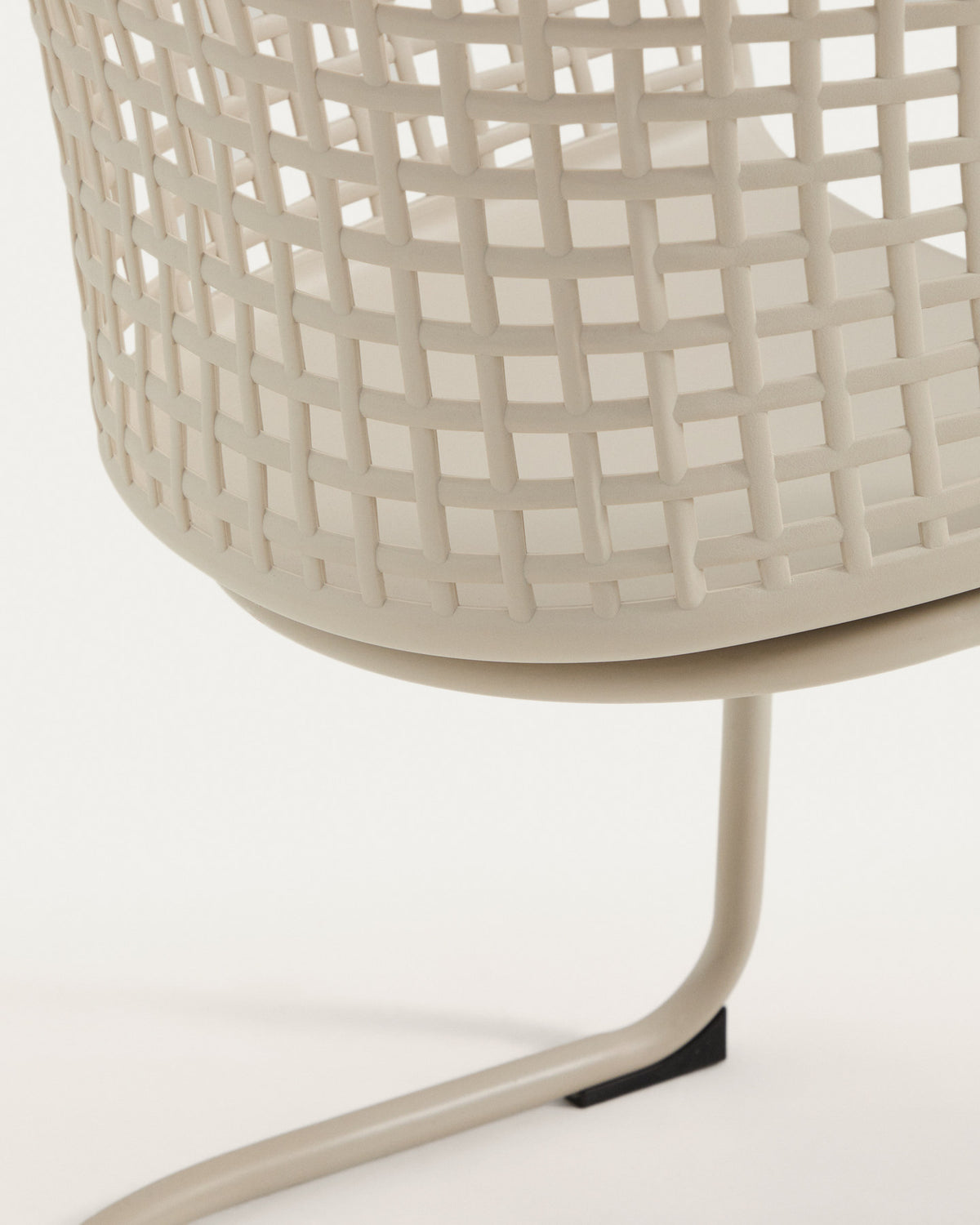 Outdoor-Stuhl Tenaro aus Kunststoff mit beigem Stahlgestell in Beige, Weiss präsentiert im Onlineshop von KAQTU Design AG. Gartenstuhl ist von Kave Home