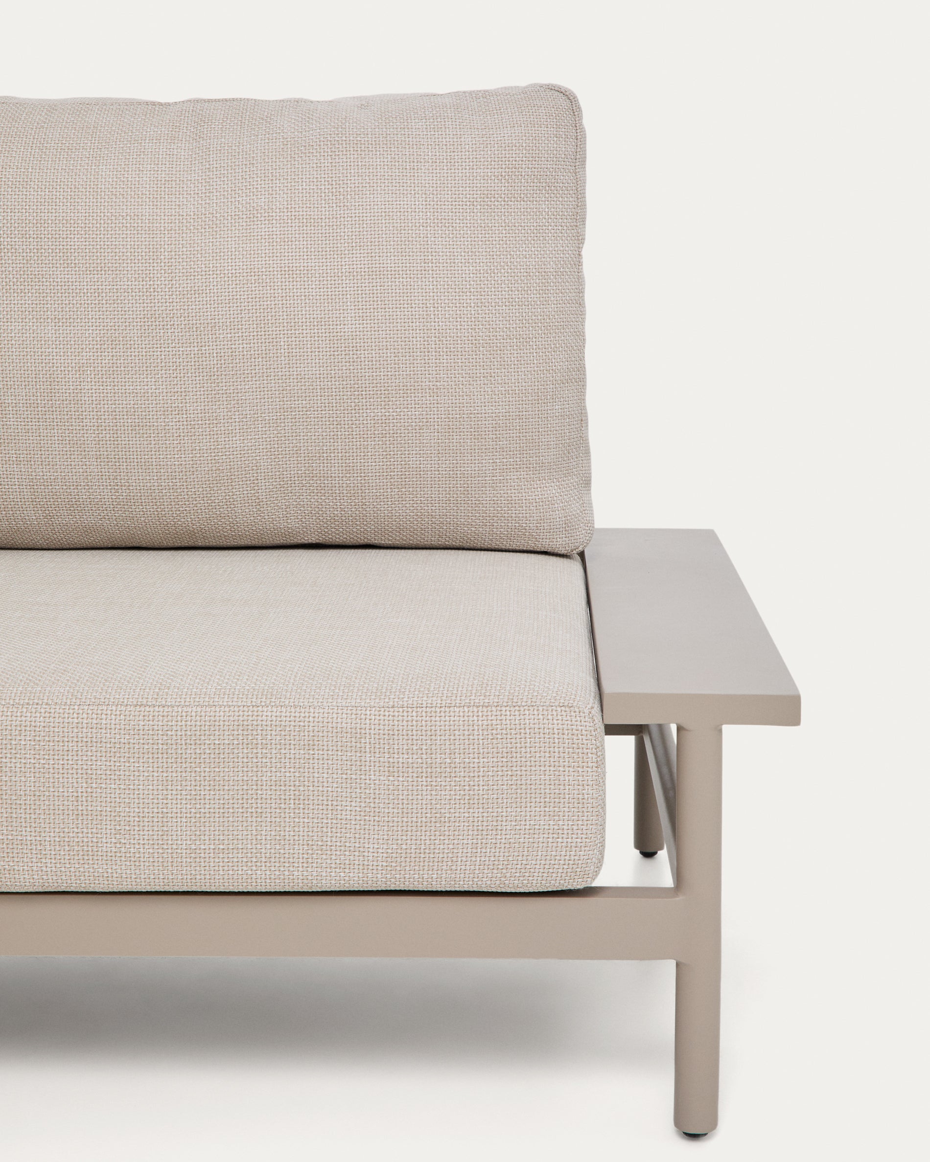 Elegantes Vathi 3-Sitzer-Sofa aus Aluminium in Taupe mit linker Chaiselongue, ideal für gemütliche Stunden im Freien, Maße 250 x 159 cm.