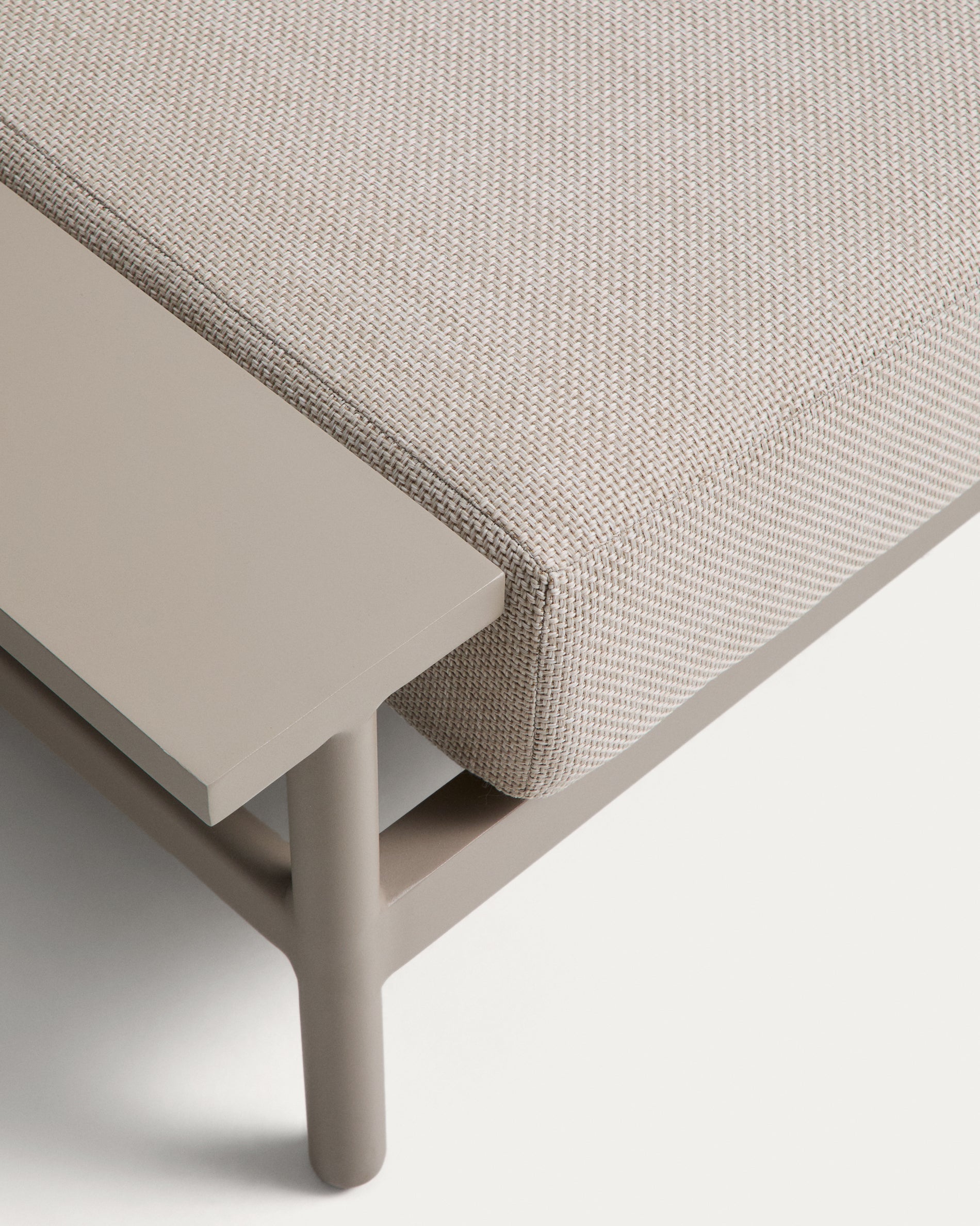 Modernes Vathi 3-Sitzer-Sofa aus Aluminium in Taupe mit linker Chaiselongue, perfekt für stilvolle Outdoor-Lounges und gemütliche Zusammenkünfte.