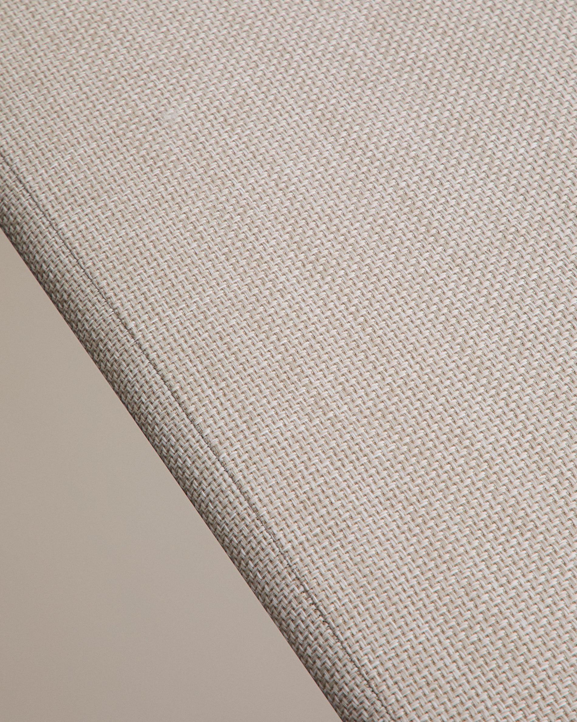 Elegantes Vathi 3-Sitzer-Sofa aus robustem Aluminium in Taupe, mit praktischer linker Chaiselongue für entspannte Stunden im Freien.