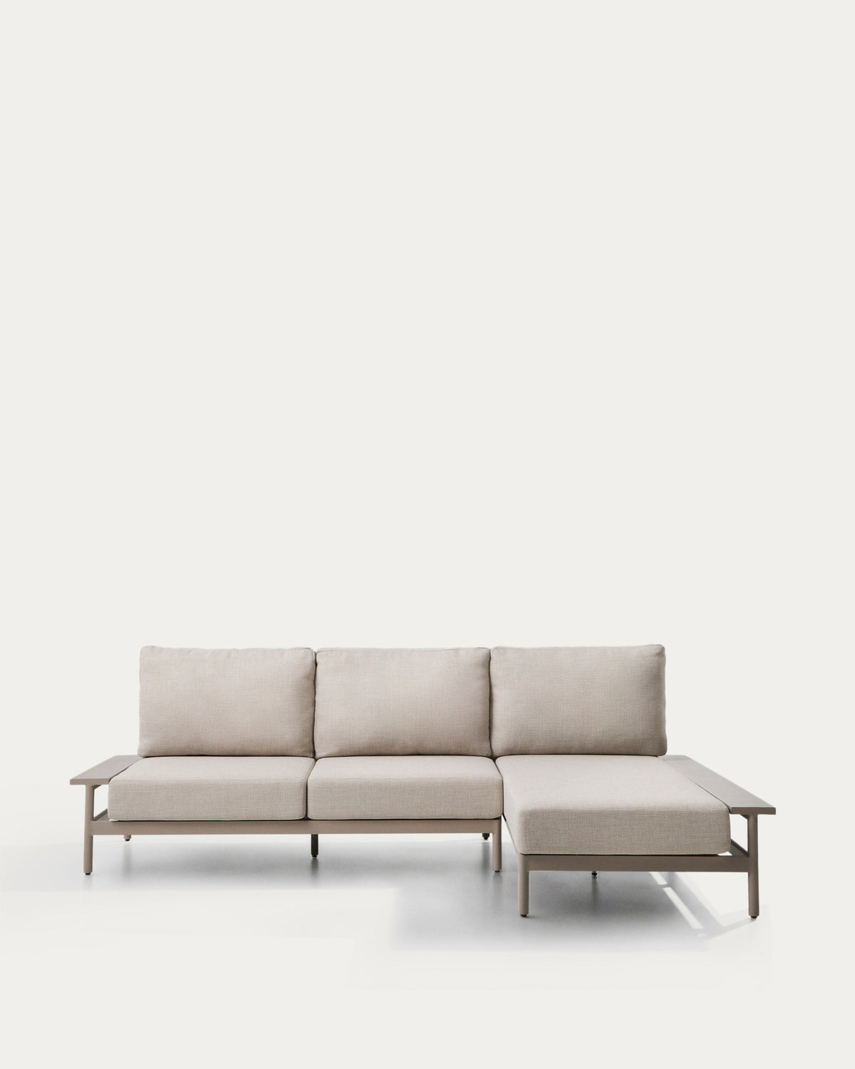 Vathi 3-Sitzer-Sofa aus Aluminium mit rechter Chaiselongue in Taupe 250 x 159 cm in Taupe, Beige, Hellbraun präsentiert im Onlineshop von KAQTU Design AG. Lounge Sofa ist von Kave Home