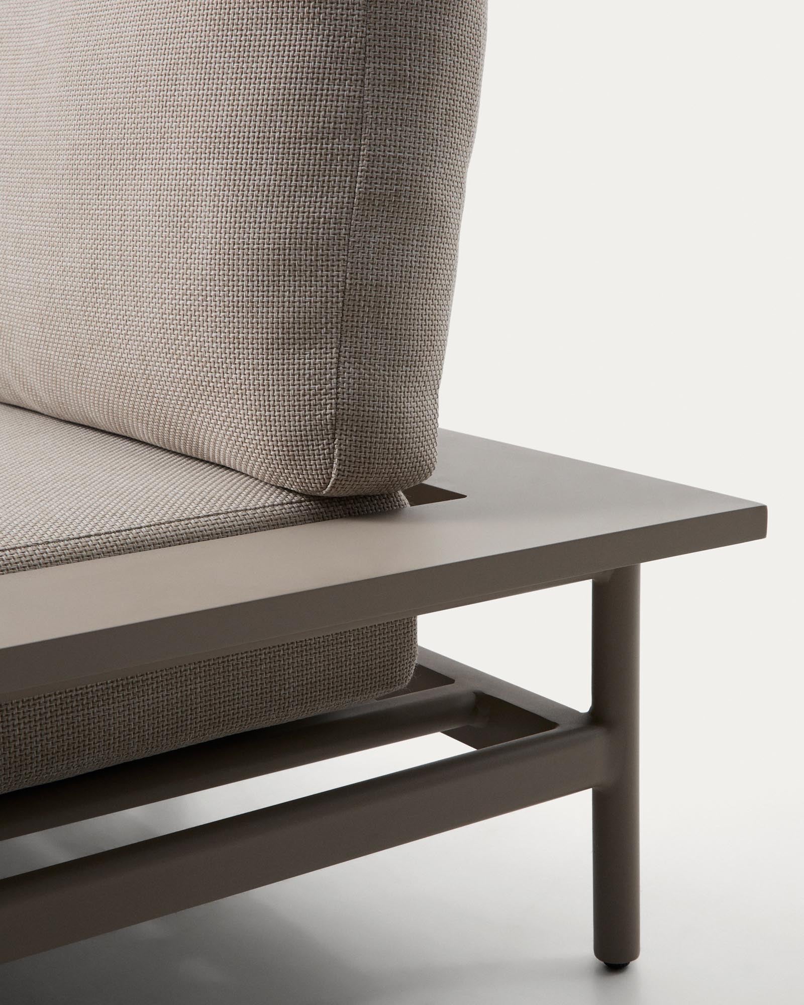 Modernes Vathi 3-Sitzer-Sofa aus langlebigem Aluminium mit rechter Chaiselongue in sanftem Taupe, perfekt für stilvolle Outdoor-Lounges.