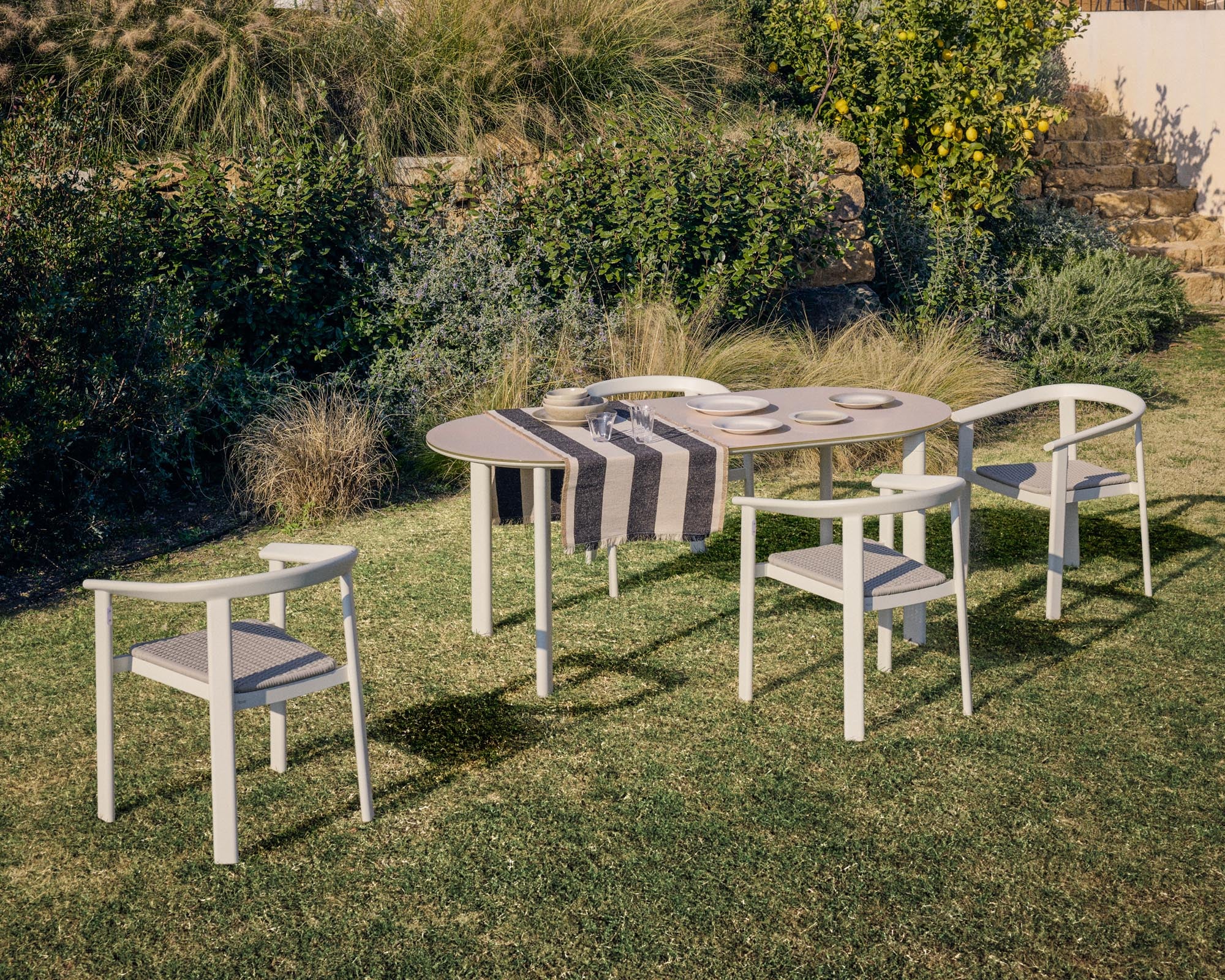 Eleganter ovaler Gartentisch Erice in Ecru, gefertigt aus robustem Aluminium und gehärtetem Glas, ideal für stilvolle Außenbereiche.