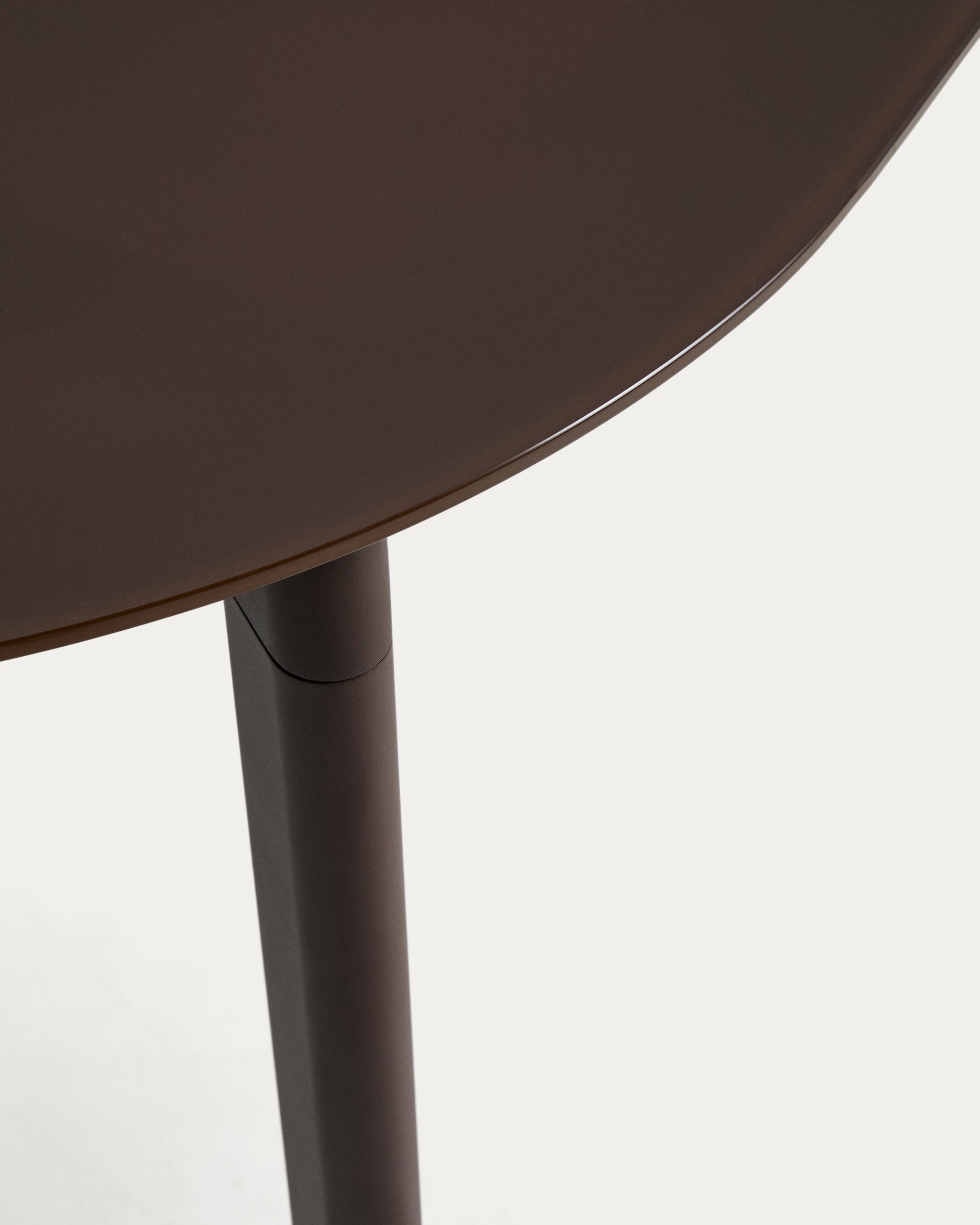 Ovaler Tisch Erice aus Aluminium und gehärtetem Glas in Braun 230 x 100 cm in Dunkelbraun präsentiert im Onlineshop von KAQTU Design AG. Gartentisch ist von Kave Home