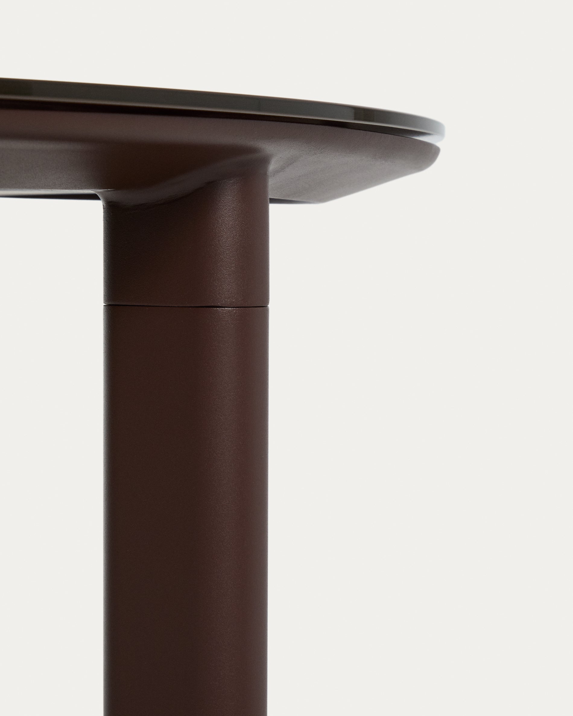 Ovaler Tisch Erice aus Aluminium und gehärtetem Glas in Braun 230 x 100 cm in Dunkelbraun präsentiert im Onlineshop von KAQTU Design AG. Gartentisch ist von Kave Home