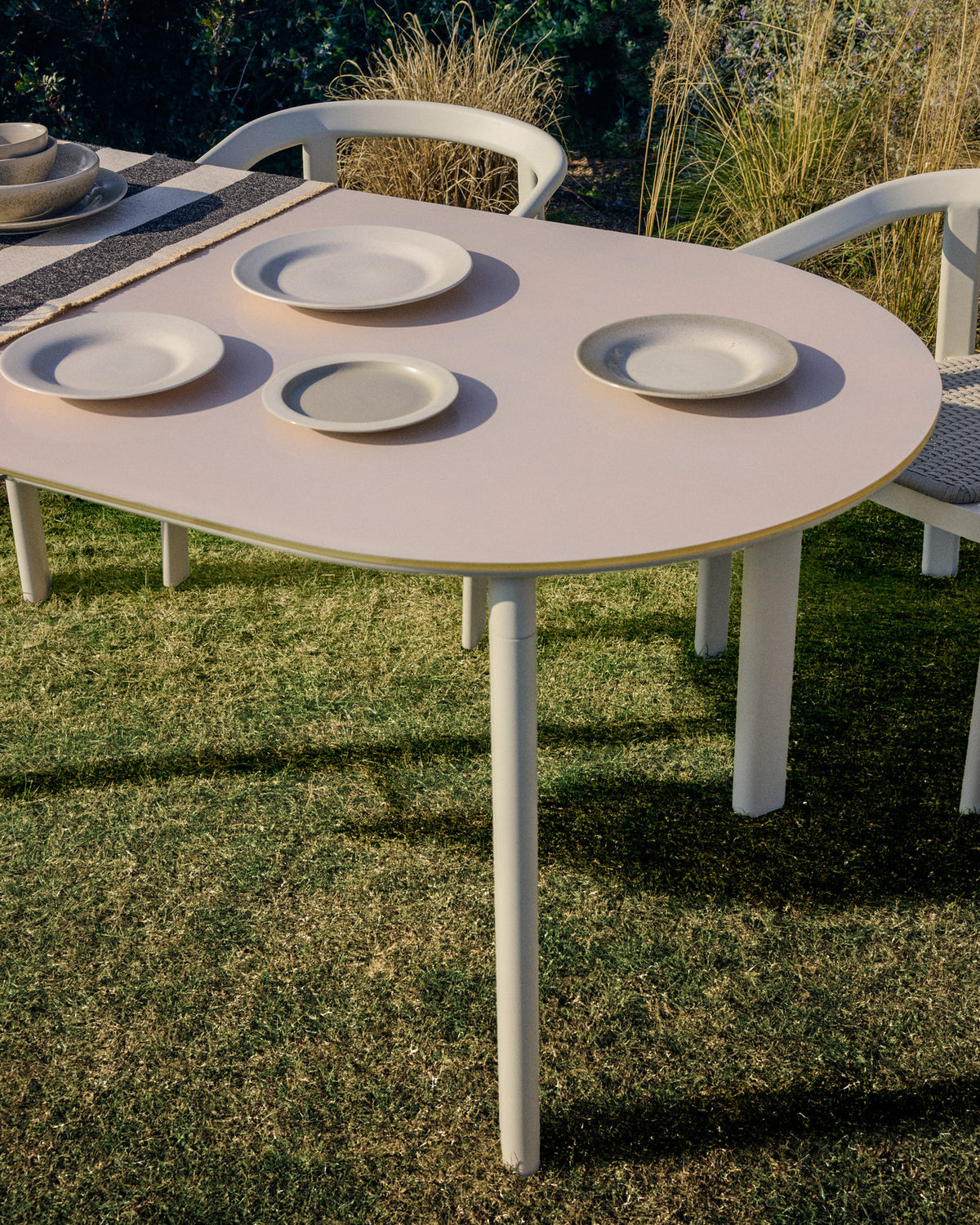Ovaler Tisch Erice aus Aluminium und gehärtetem Glas in Ecru 230 x 100 cm in Ecru, Beige, Weiss präsentiert im Onlineshop von KAQTU Design AG. Gartentisch ist von Kave Home
