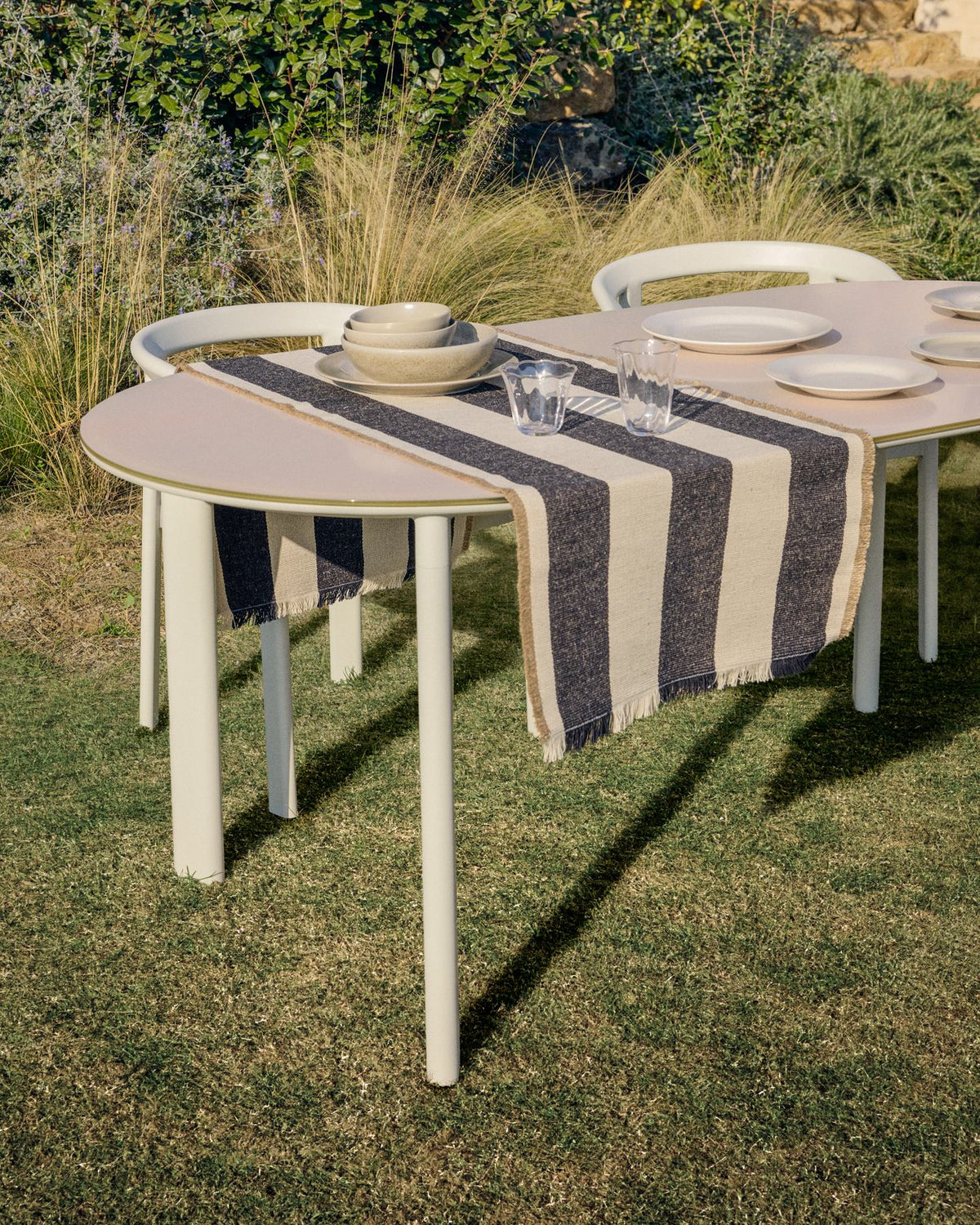 Ovaler Tisch Erice aus Aluminium und gehärtetem Glas in Ecru 230 x 100 cm in Ecru, Beige, Weiss präsentiert im Onlineshop von KAQTU Design AG. Gartentisch ist von Kave Home