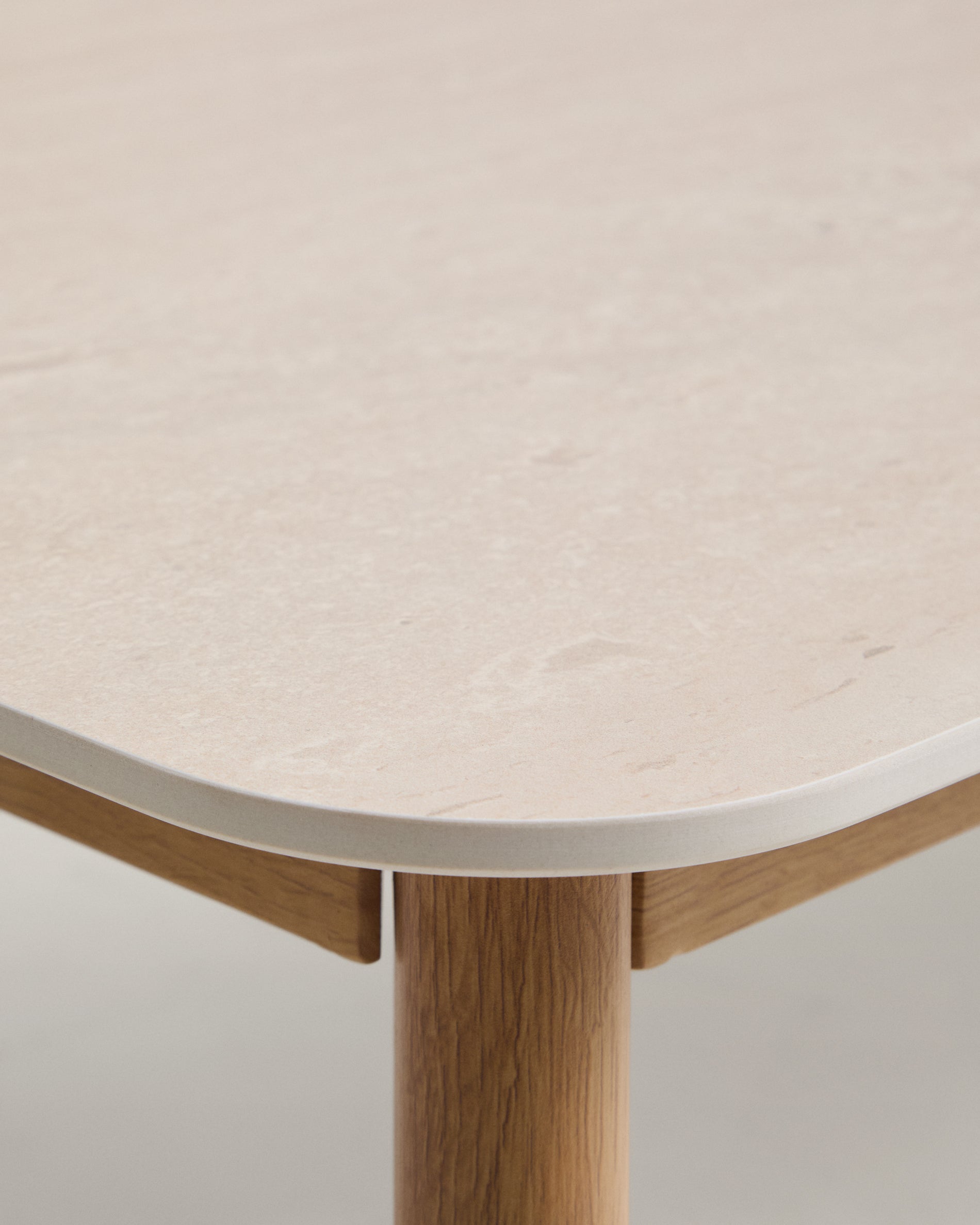 Outdoor-Set Sirte mit 3-Sitzer-Sofa, 2 Sesseln und Tisch aus Aluminium in Holzoptik und écrufarbenen Kissen in Ecru präsentiert im Onlineshop von KAQTU Design AG. Loungeset ist von Kave Home