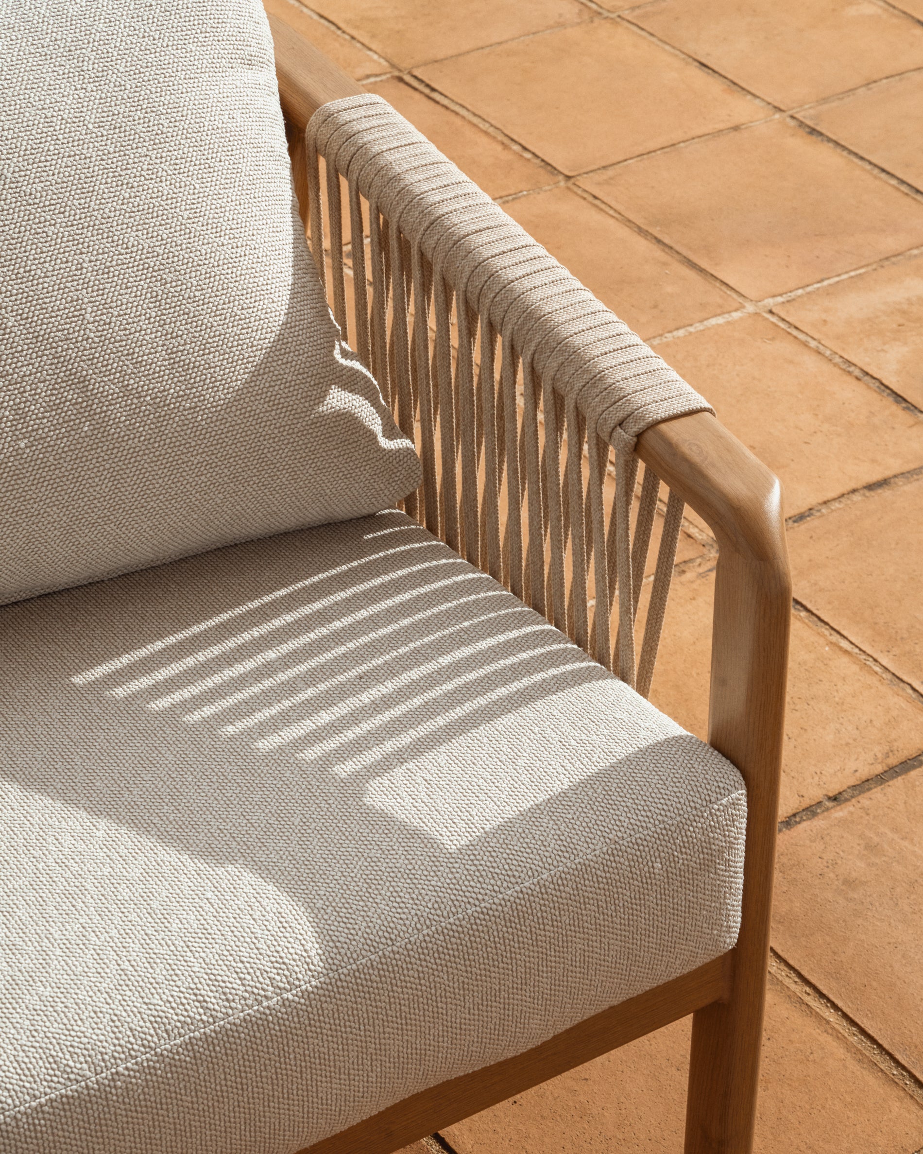 Outdoor-Set Sirte mit 3-Sitzer-Sofa, 2 Sesseln und Tisch aus Aluminium in Holzoptik und écrufarbenen Kissen in Ecru präsentiert im Onlineshop von KAQTU Design AG. Loungeset ist von Kave Home