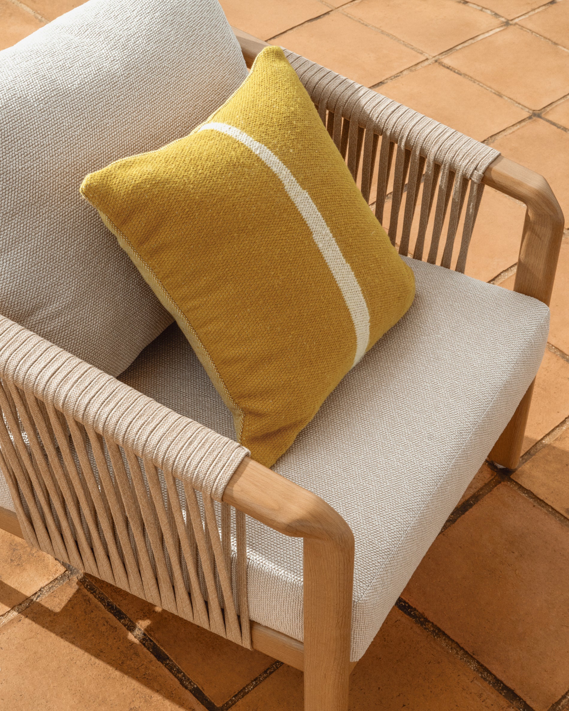 Outdoor-Set Sirte mit 3-Sitzer-Sofa, 2 Sesseln und Tisch aus Aluminium in Holzoptik und écrufarbenen Kissen in Ecru präsentiert im Onlineshop von KAQTU Design AG. Loungeset ist von Kave Home