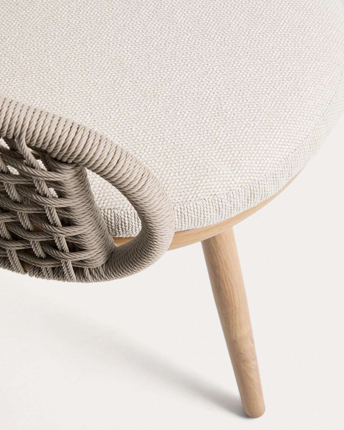 Outdoor-Stuhl Lidario aus Aluminium in Holzoptik und Kunststoffseil in Taupe in Ecru, Beige, Natur, Weiss präsentiert im Onlineshop von KAQTU Design AG. Gartenstuhl ist von Kave Home