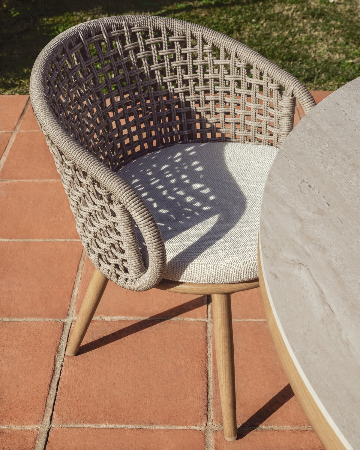 Outdoor-Stuhl Lidario aus Aluminium in Holzoptik und Kunststoffseil in Taupe in Ecru, Beige, Natur, Weiss präsentiert im Onlineshop von KAQTU Design AG. Gartenstuhl ist von Kave Home