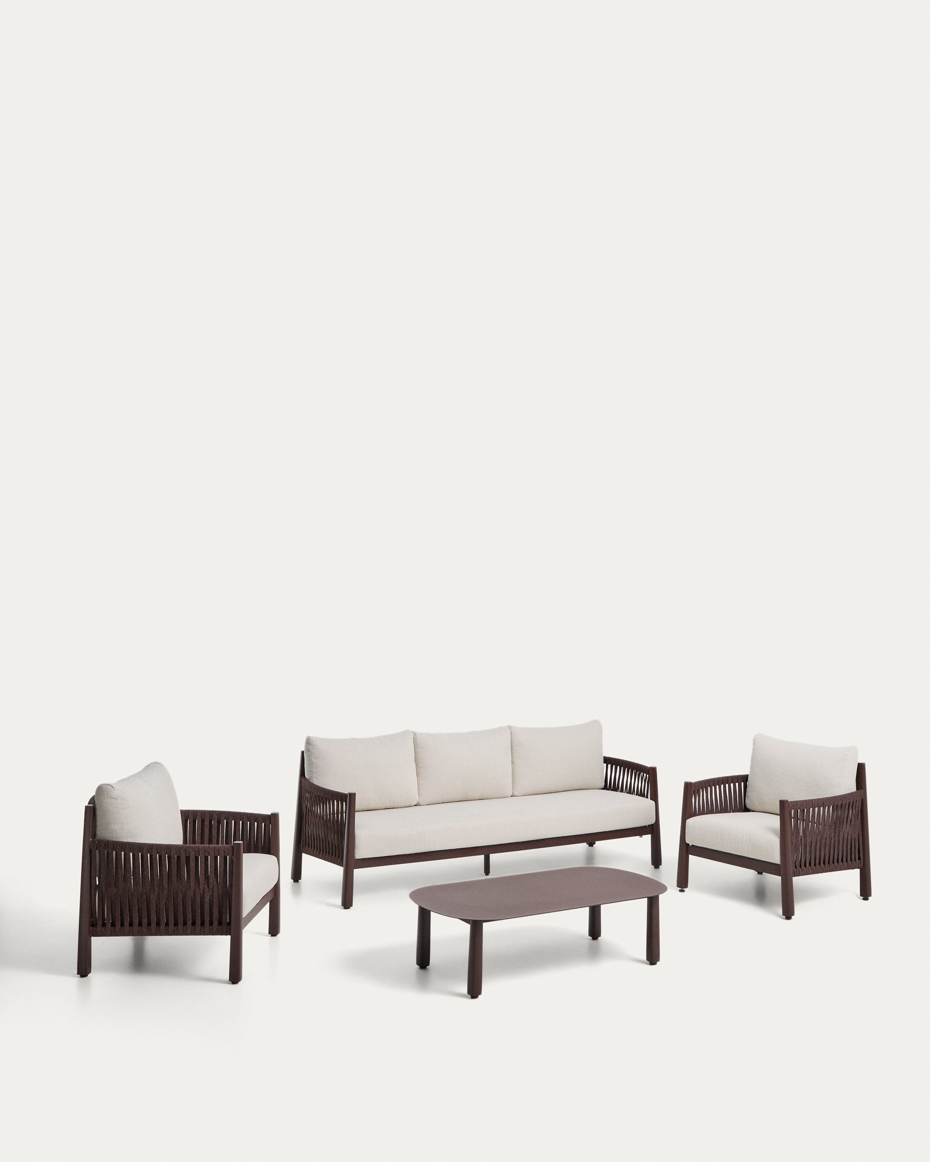 Set Aleria, bestehend aus einem 3-Sitzer-Sofa, zwei Sesseln sowie einem Couchtisch aus Aluminium und braunem Synthetikseil in Braun präsentiert im Onlineshop von KAQTU Design AG. Loungeset ist von Kave Home