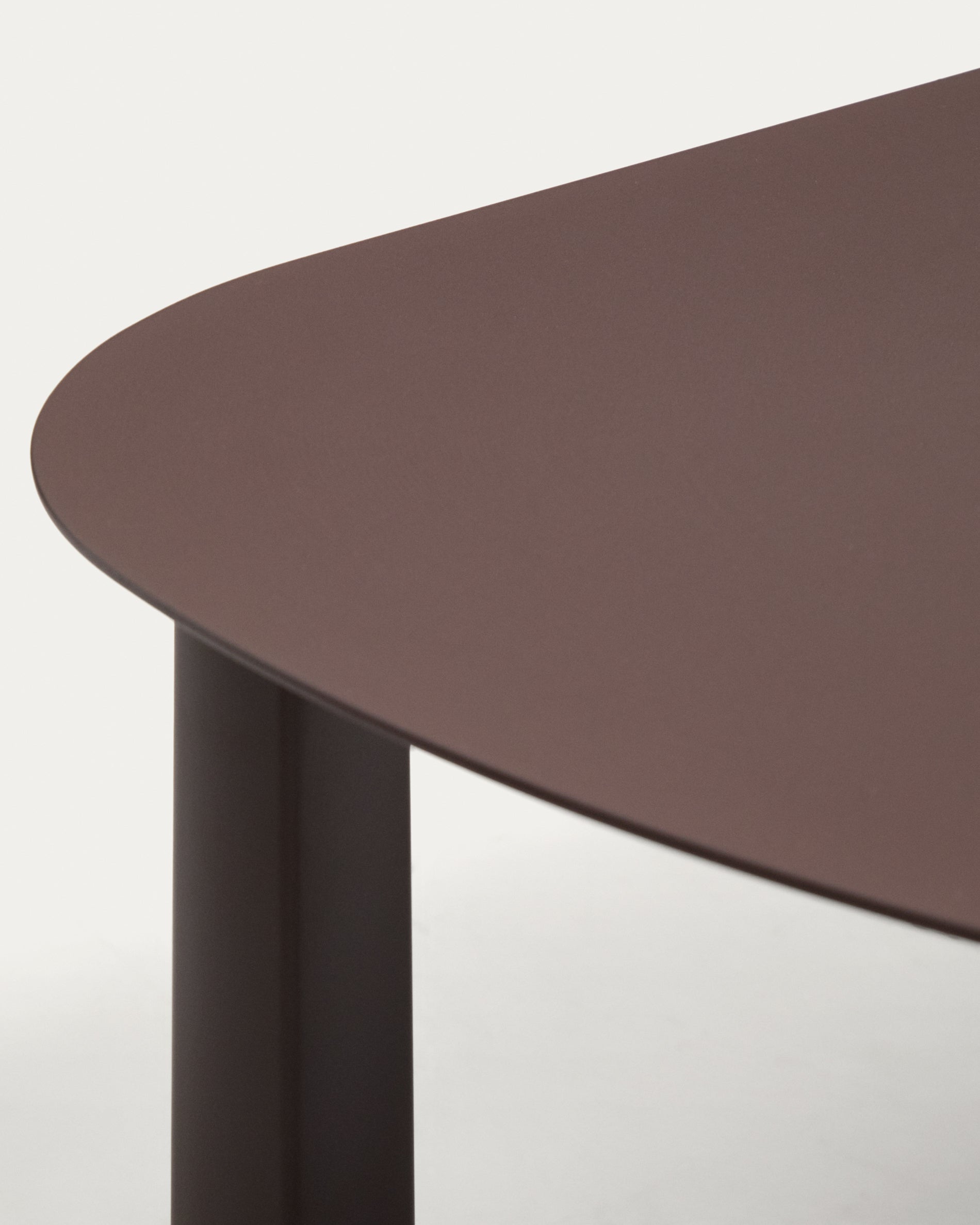 Set Aleria, bestehend aus einem 3-Sitzer-Sofa, zwei Sesseln sowie einem Couchtisch aus Aluminium und braunem Synthetikseil in Braun präsentiert im Onlineshop von KAQTU Design AG. Loungeset ist von Kave Home