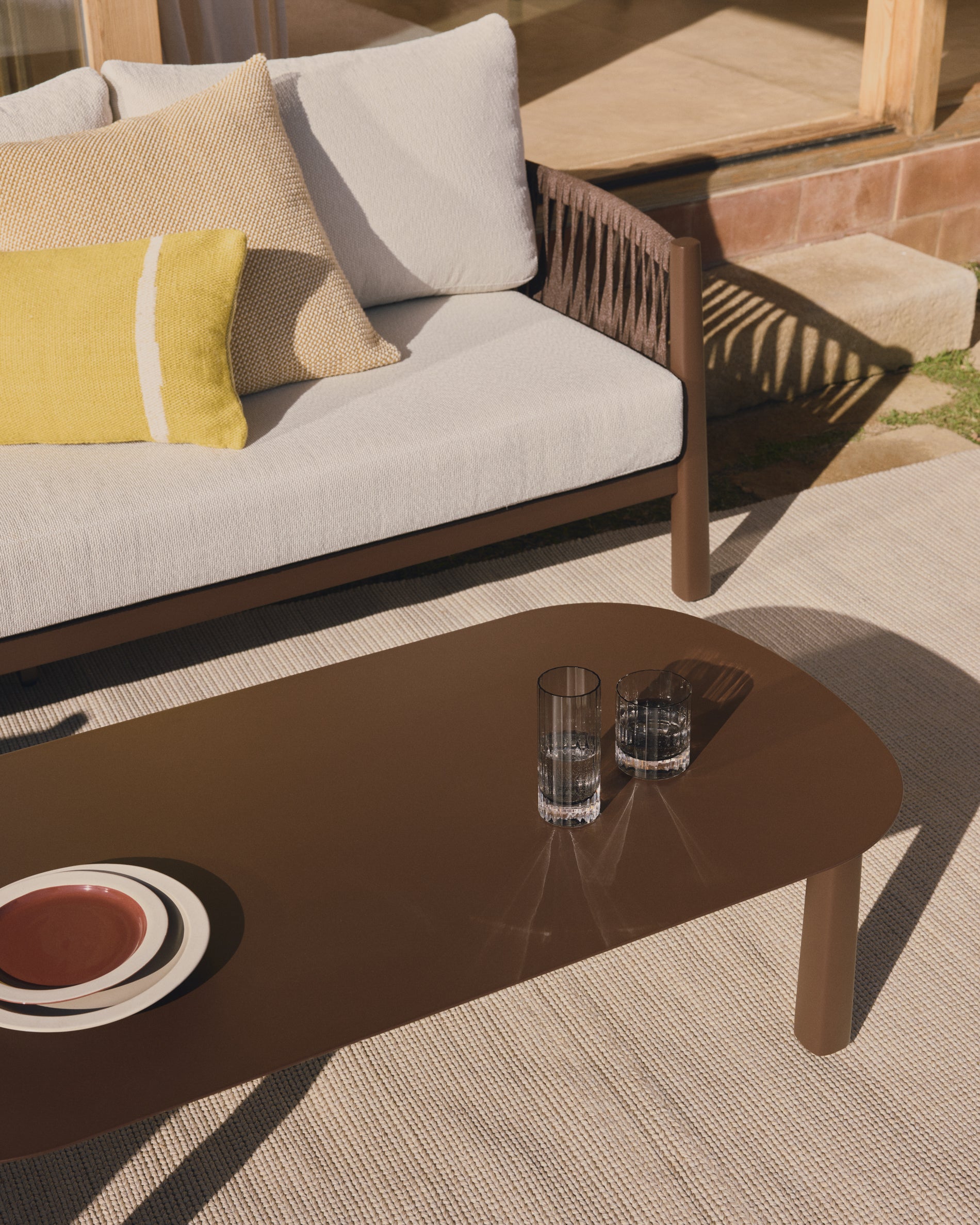 Set Aleria, bestehend aus einem 3-Sitzer-Sofa, zwei Sesseln sowie einem Couchtisch aus Aluminium und braunem Synthetikseil in Braun präsentiert im Onlineshop von KAQTU Design AG. Loungeset ist von Kave Home