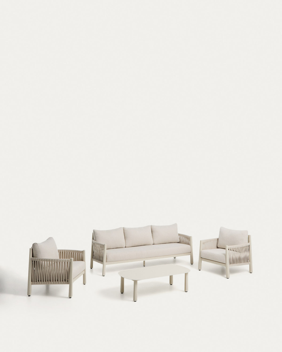 Set Aleria mit 3-Sitzer-Sofa, 2 Sesseln und Couchtisch aus Aluminium und synthetischem Seil in Ecru in Ecru, Beige, Weiss präsentiert im Onlineshop von KAQTU Design AG. Loungeset ist von Kave Home