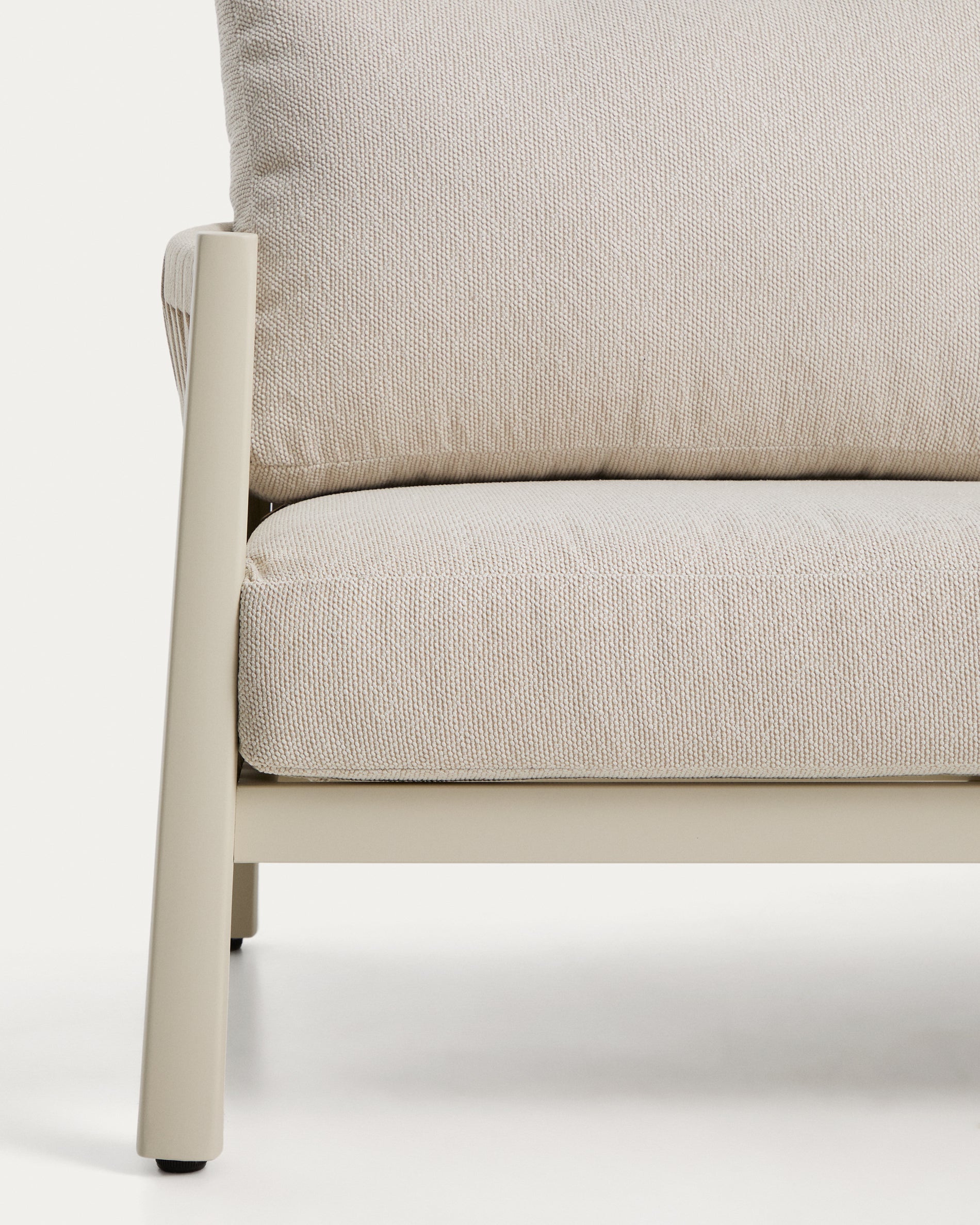 Set Aleria, bestehend aus einem 3-Sitzer-Sofa, zwei Sesseln sowie einem Couchtisch aus Aluminium und beigem Synthetikseil in Ecru präsentiert im Onlineshop von KAQTU Design AG. Loungeset ist von Kave Home